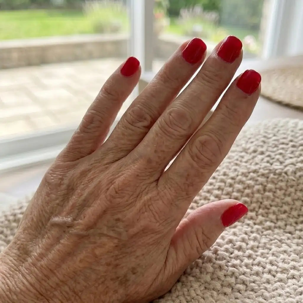 Vernis autocollant : 7 conseils pour qu'il tienne 14 jours (et le retirer sans abîmer l'ongle)
