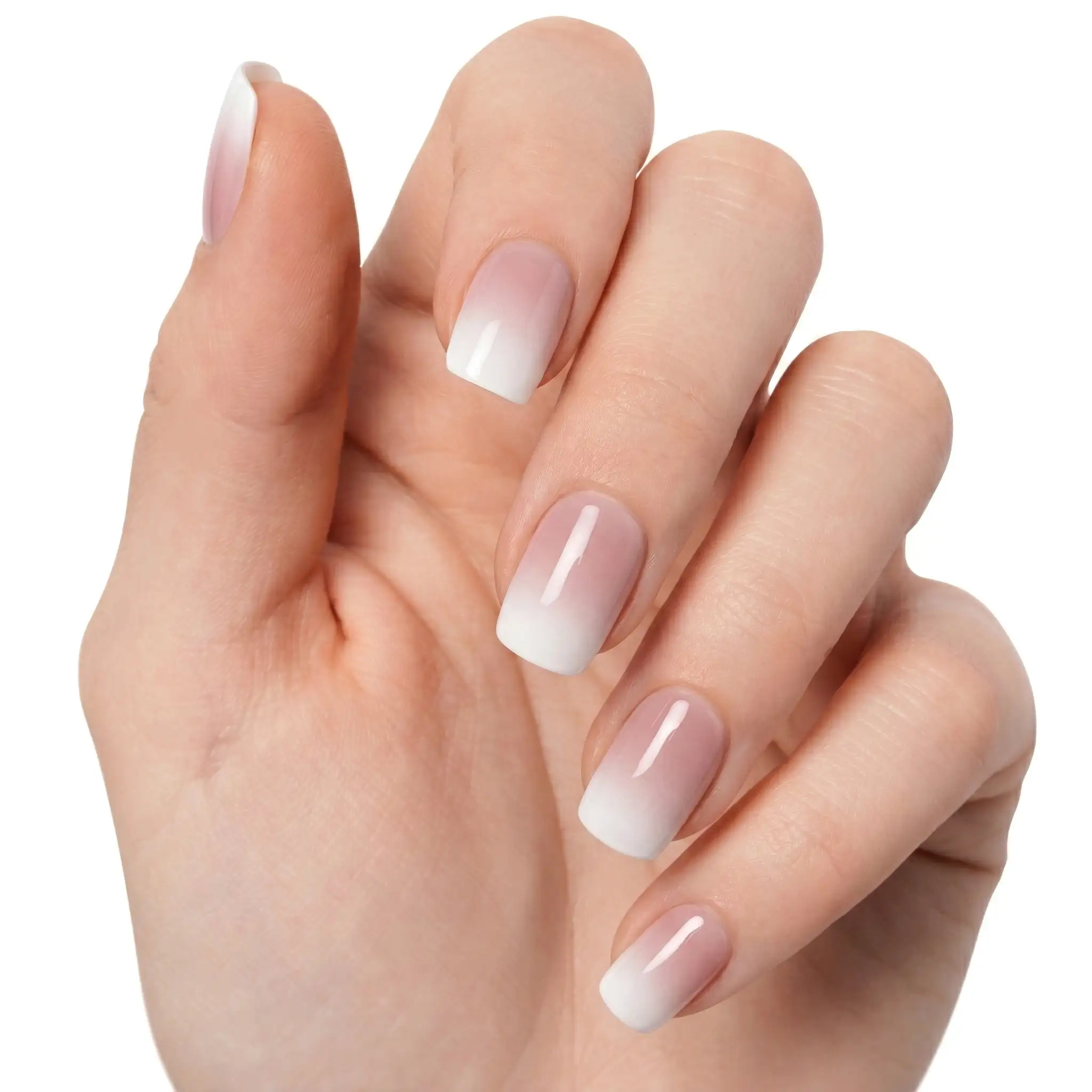 Pose d'ongles gel wraps avec un dégradé baby-boomer rose et blanc sur une main à la peau foncée, finition brillante et soignée sur un fond blanc pur.