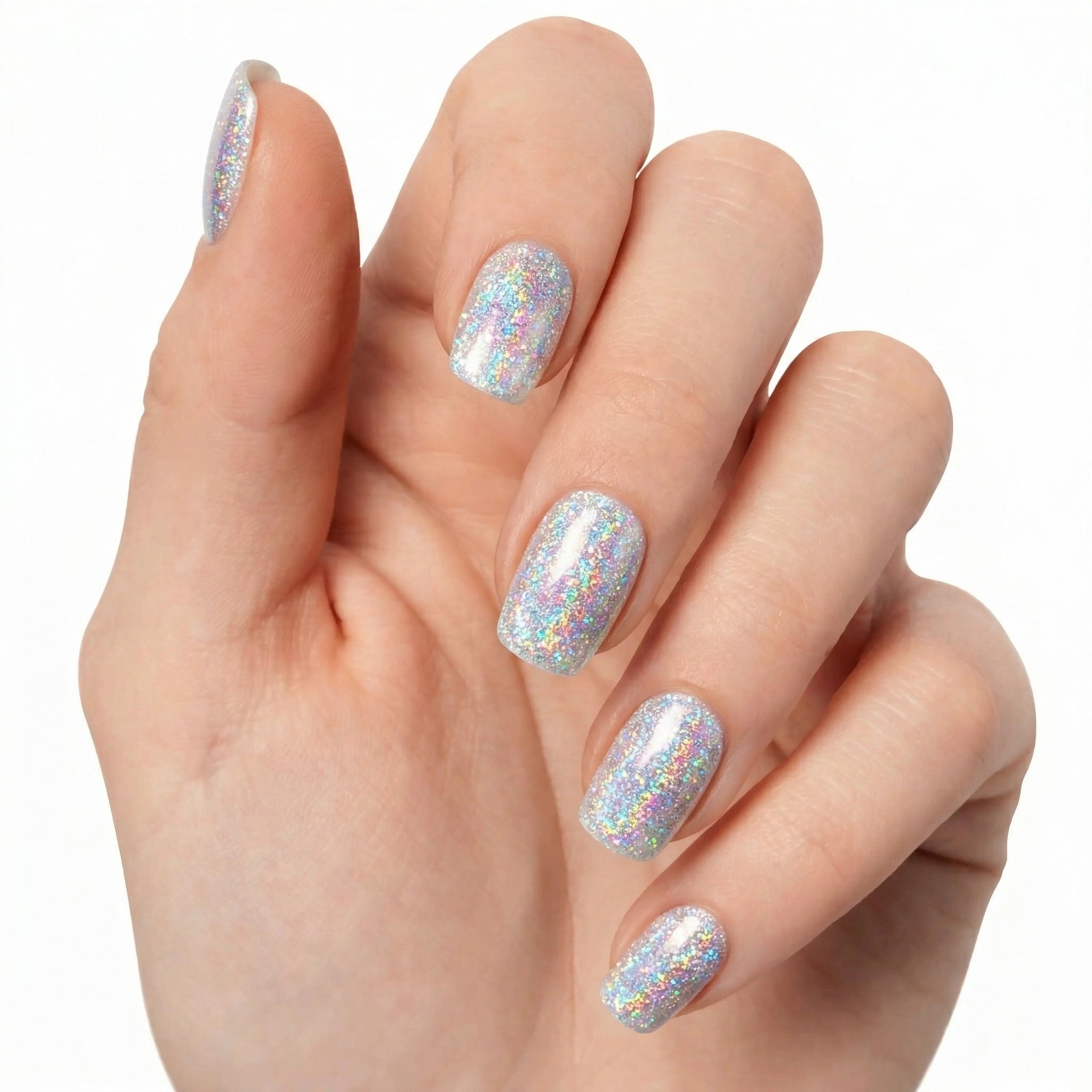 Manucure Glamisu avec ongles argent holographiques pailletés, effet scintillant lumineux et finition brillante sans UV
