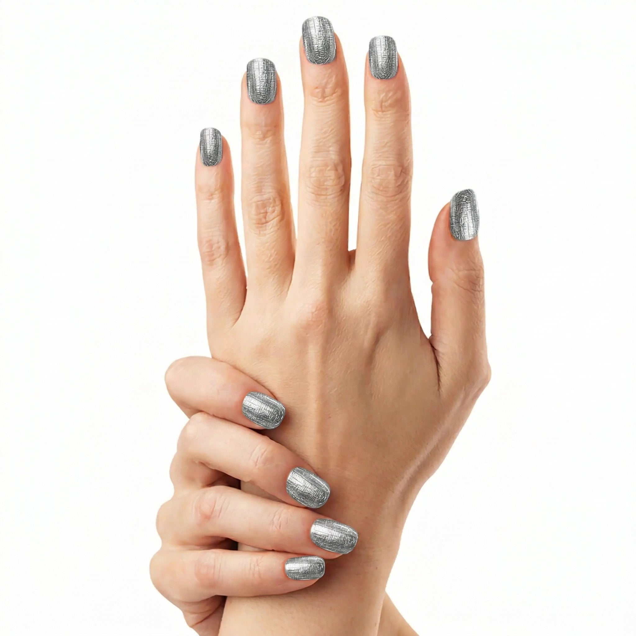 Deux mains avec ongles argent métallisé effet chrome Glamisu, manucure miroir sans UV finition brillante