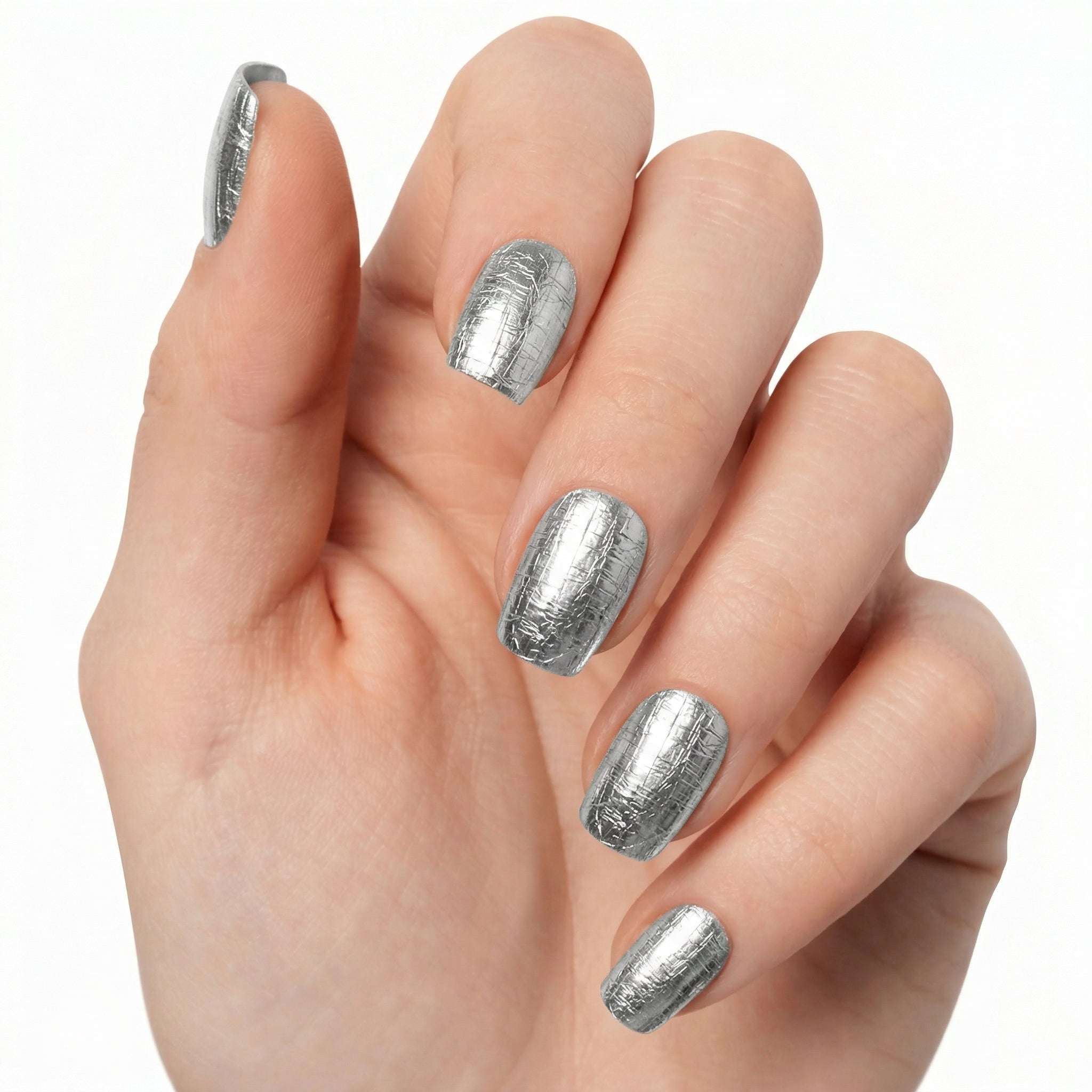 Main avec ongles argent métallisé effet chrome Glamisu, gel wraps brillants sans UV finition miroir