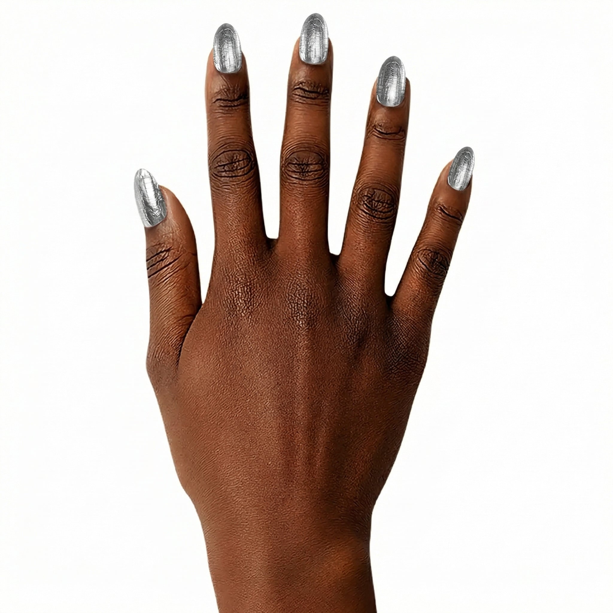 Main foncée avec ongles argent métallisé effet chrome Glamisu, gel wraps brillants sans UV finition miroir