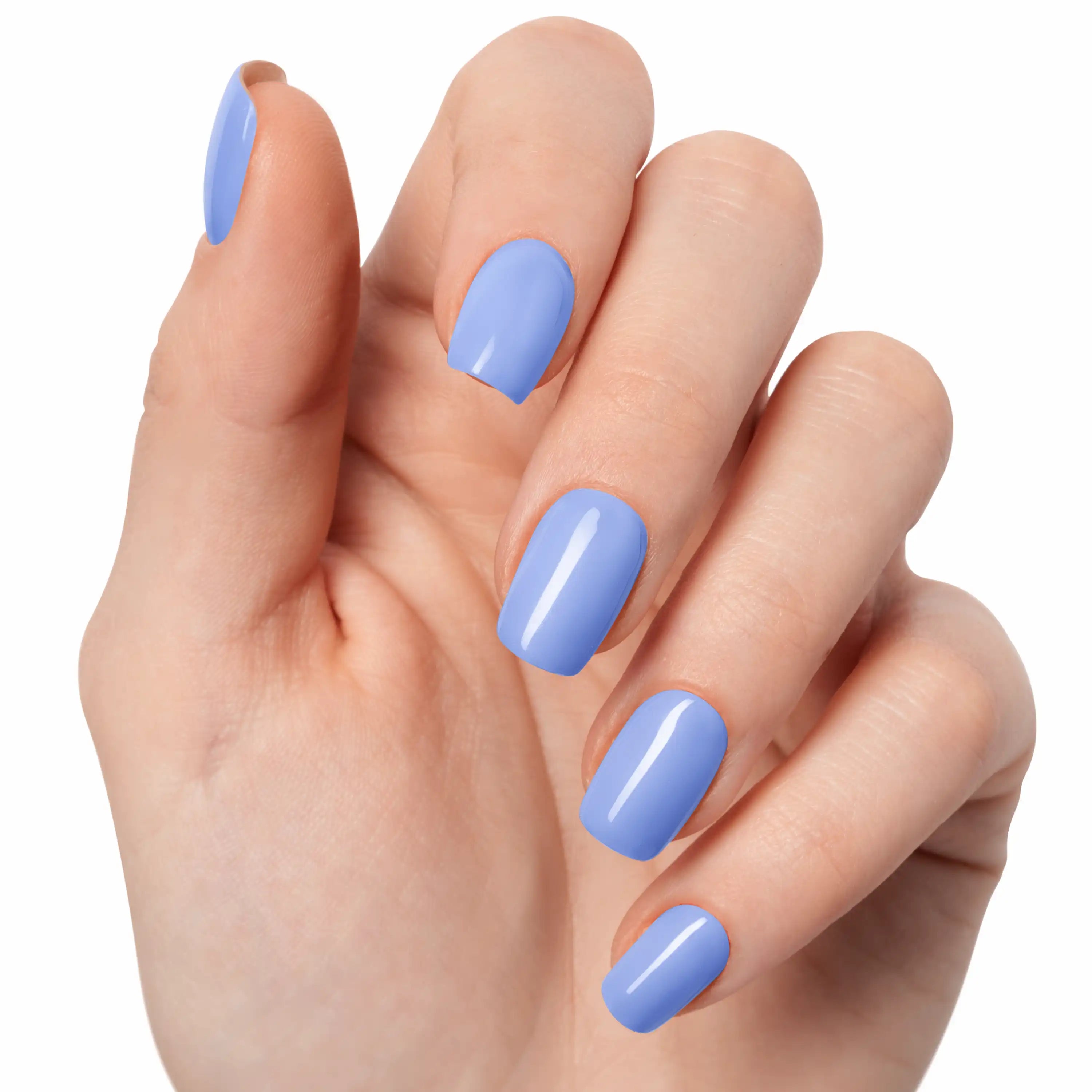 Gel Wraps Glamisu Bleu Myosotis N°204 – bleu myosotis pastel brillant sur main claire, fond blanc