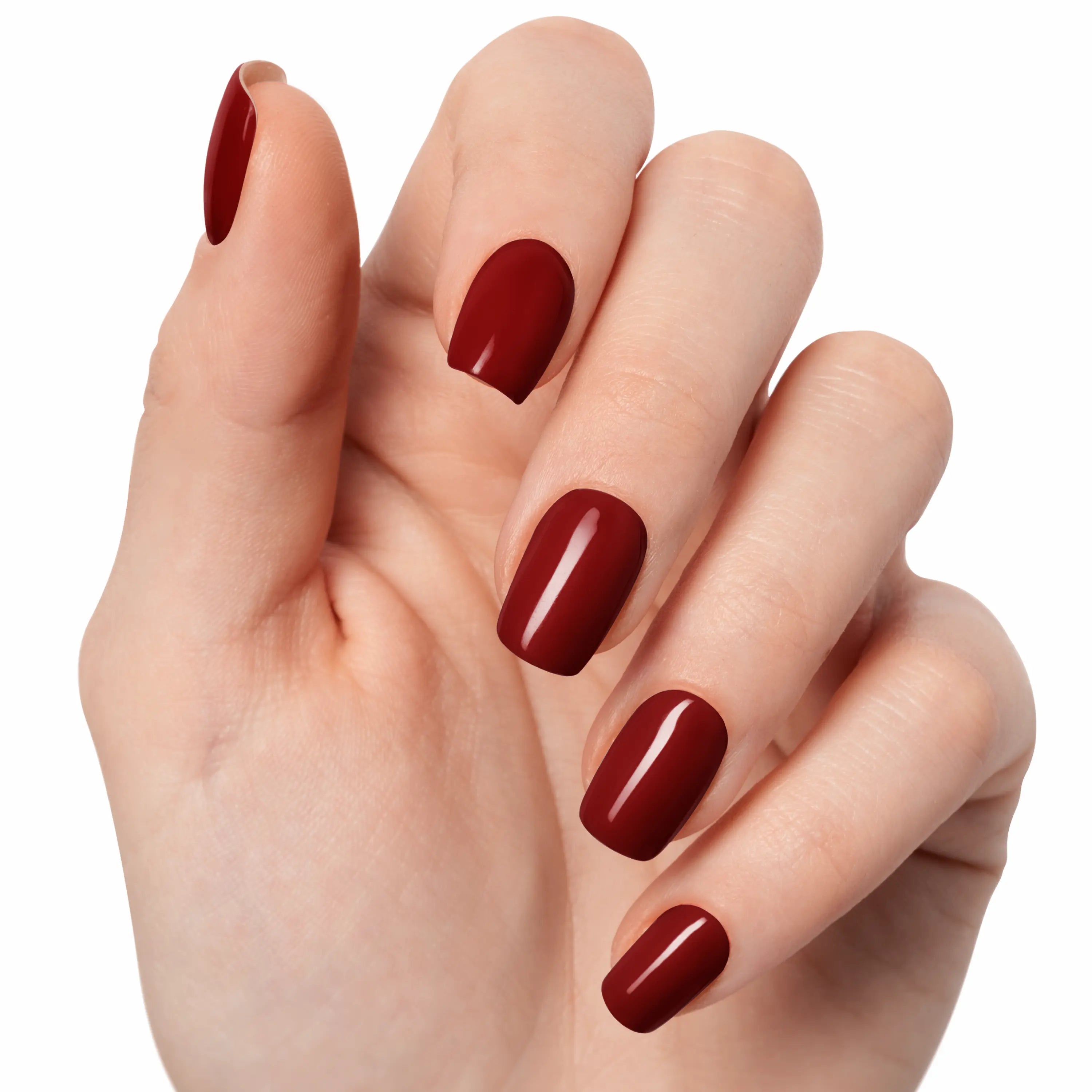Bordeaux Velours N°004 : gel wraps bordeaux profond et brillant sur main claire, pose main, finition lisse et glossy