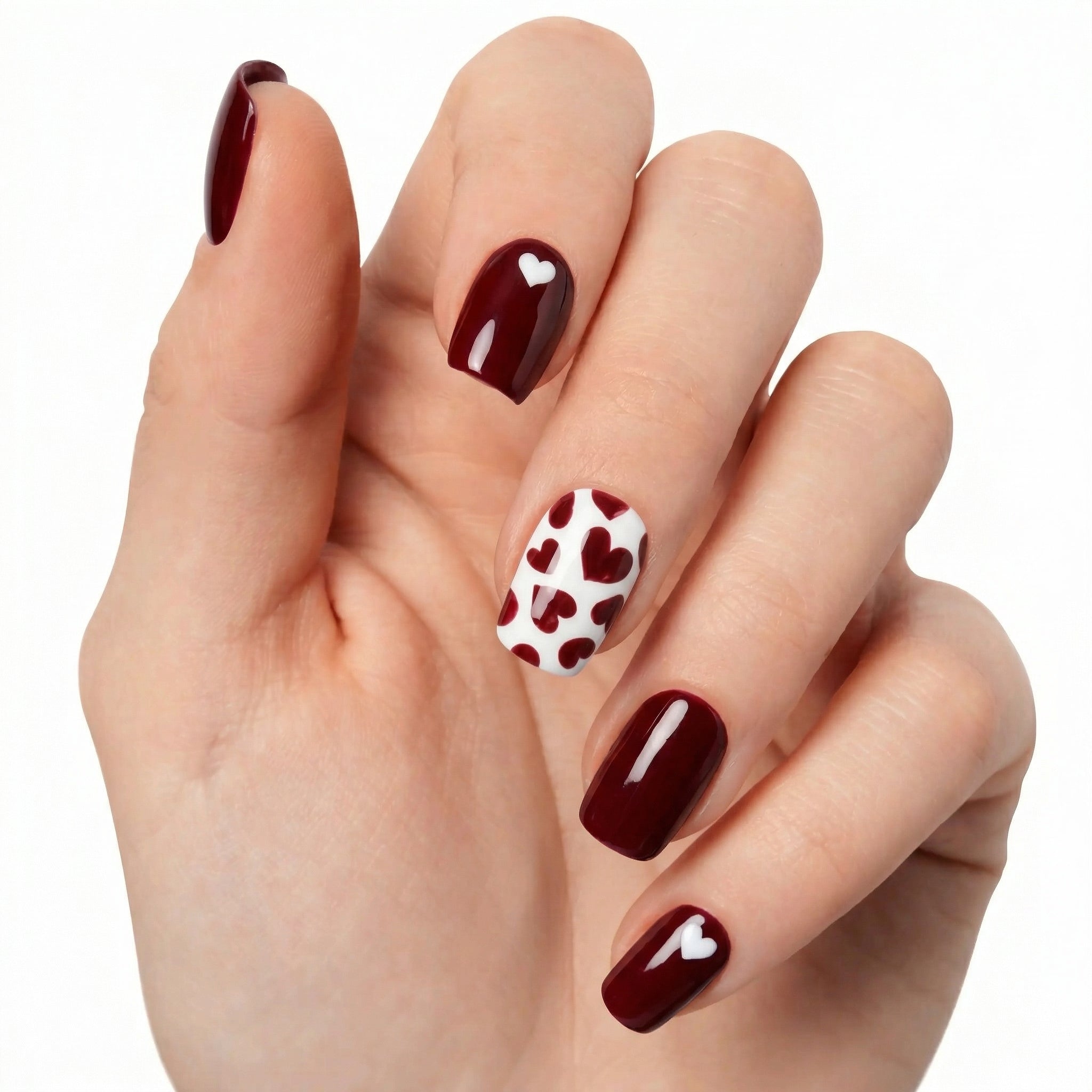 Ongles rouge bordeaux brillant avec motifs cœurs blancs Glamisu, manucure romantique élégante sans UV