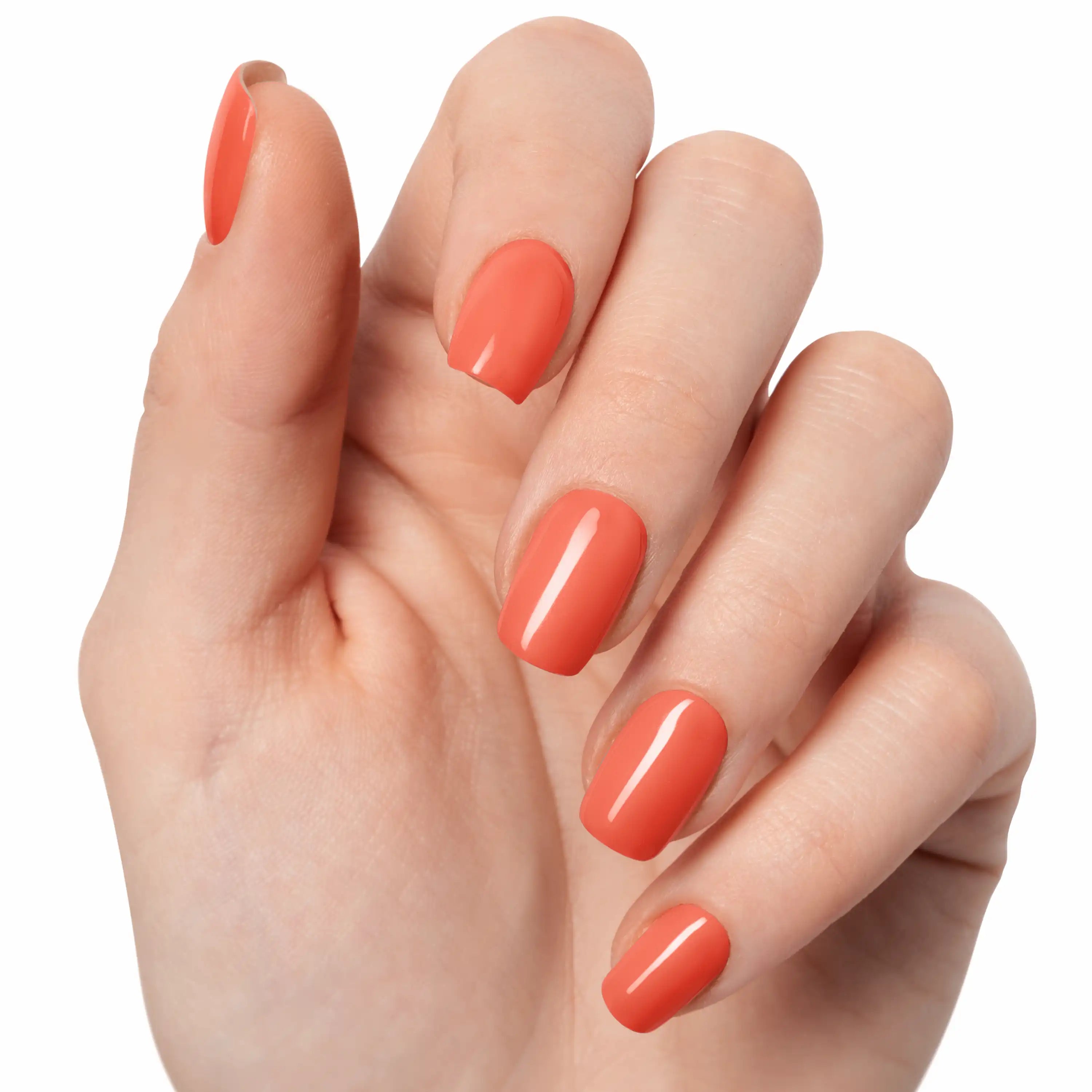 Gros plan sur une main claire avec gel wraps Corail Vif N°289, couleur corail vive, uniforme et brillante.