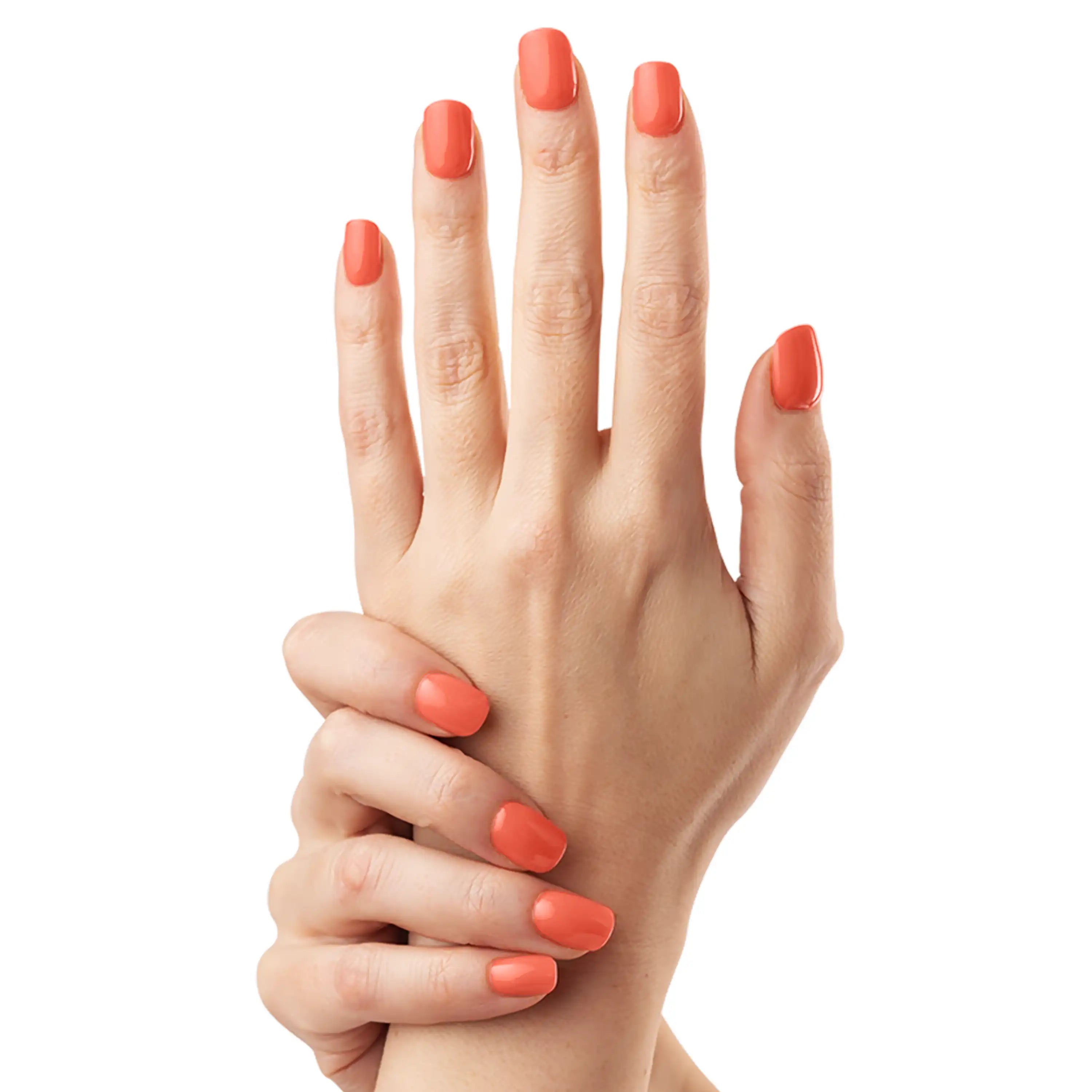 Main claire tenant son poignet avec manucure gel wraps Corail Vif N°289, finition corail lisse et éclatante.