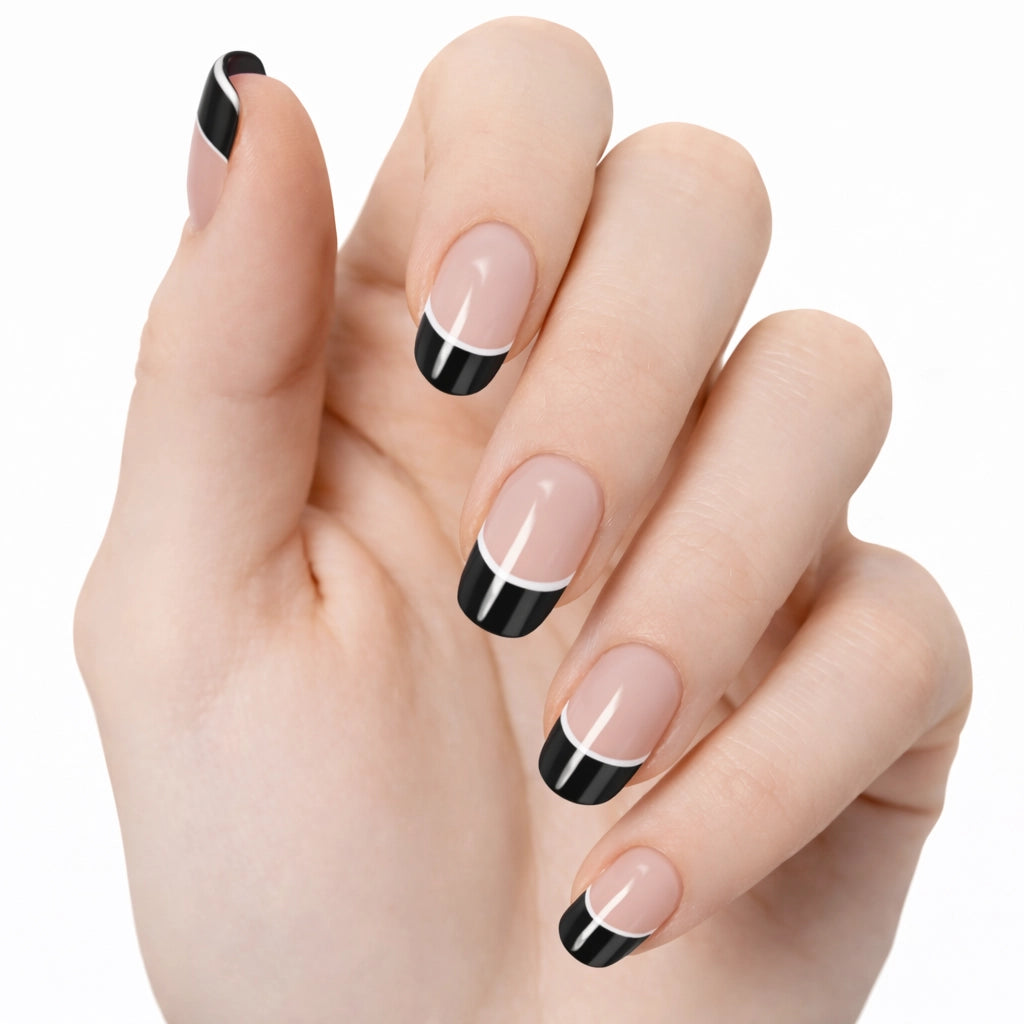Gel Wraps Glamisu French Ébène N°104 – manucure french nude avec pointes noires brillantes sur une main claire, fond blanc