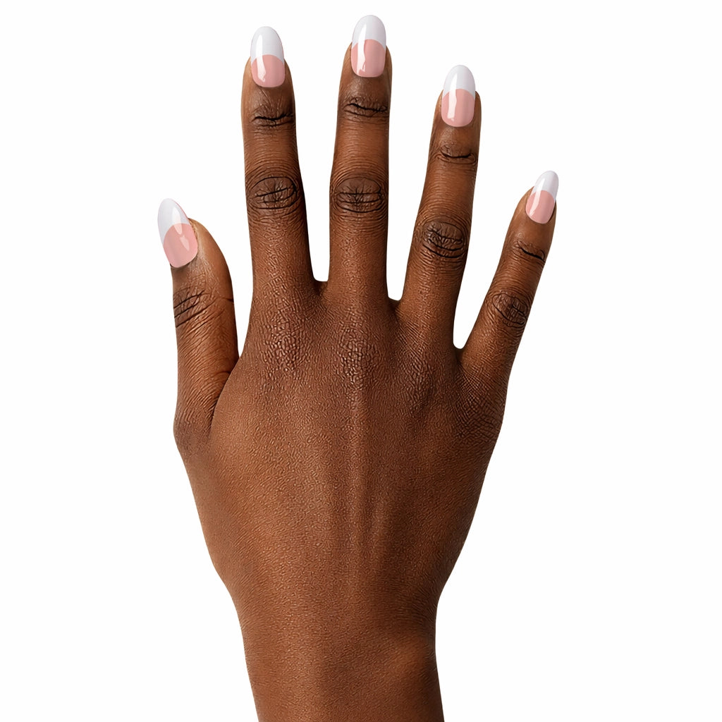 Gel Wraps Glamisu French Ivoire N°103 – manucure french nude ivoire avec pointes blanches sur une main foncée, fond blanc