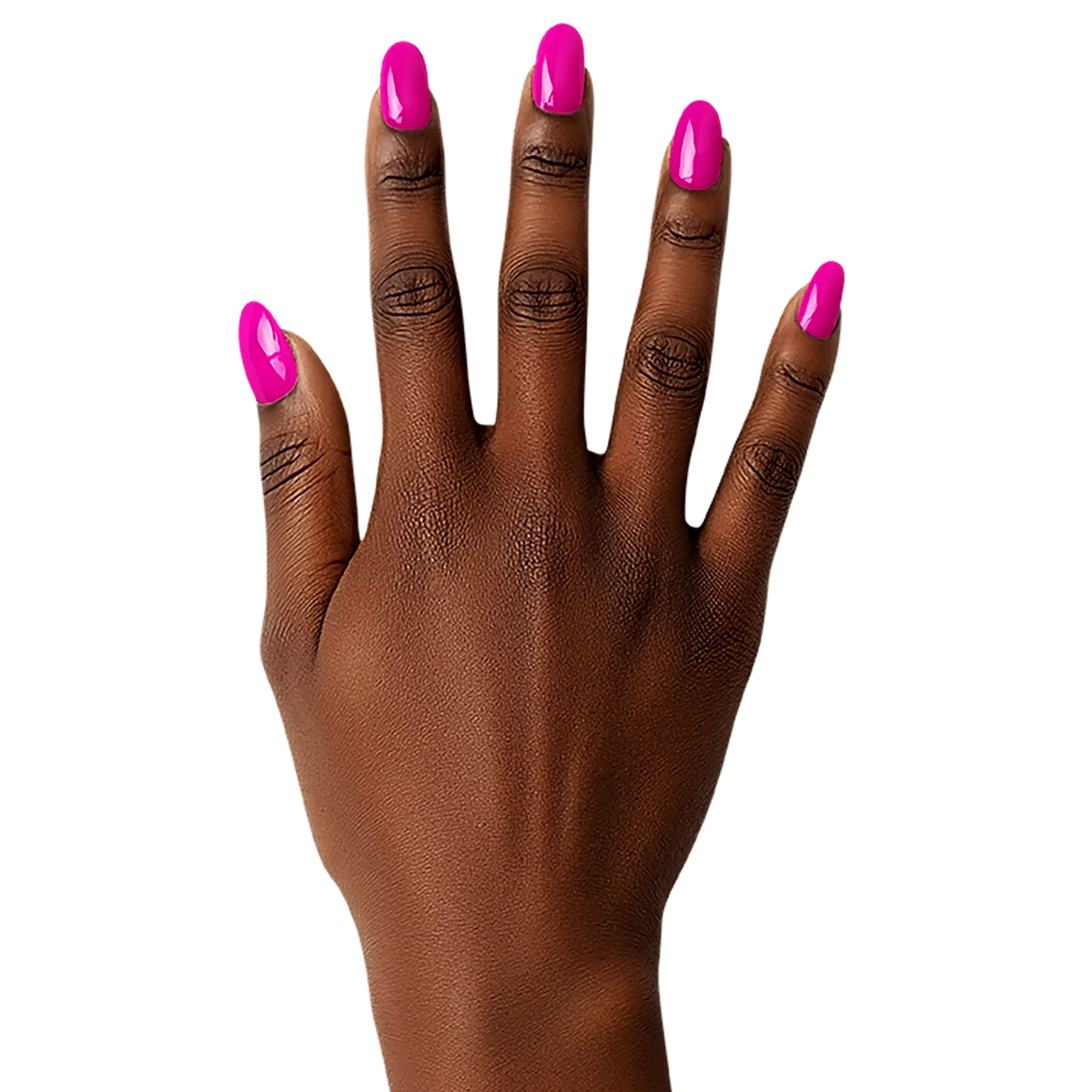 Main seule sur fond blanc, peau foncée, ongles fuchsia intense en gel wraps Glamisu Fuchsia d’Été N°294 avec finition gel brillante.