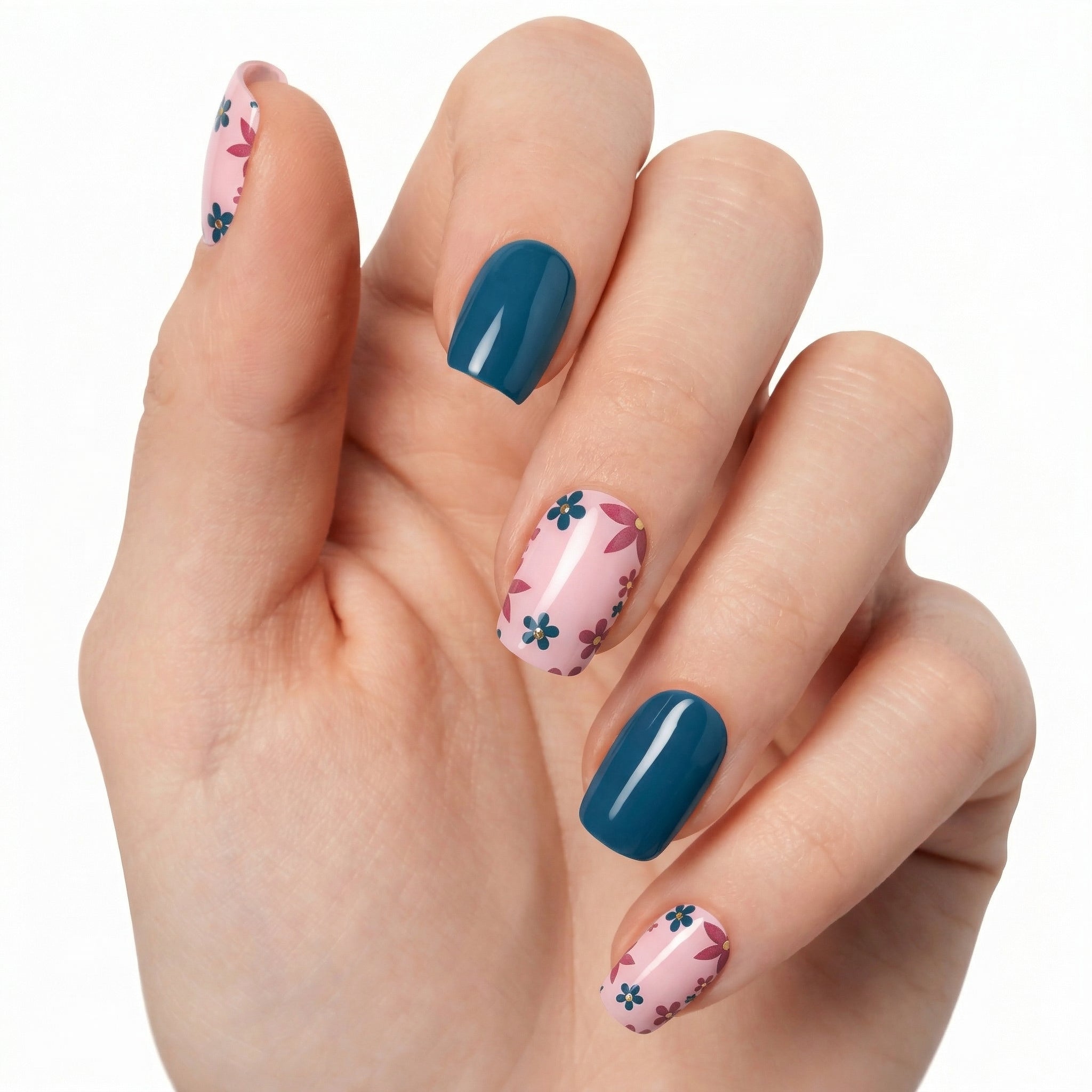 Gel wraps Glamisu avec design floral délicat sur fond rose et ongles bleu profond, finition brillante, manucure élégante sans UV