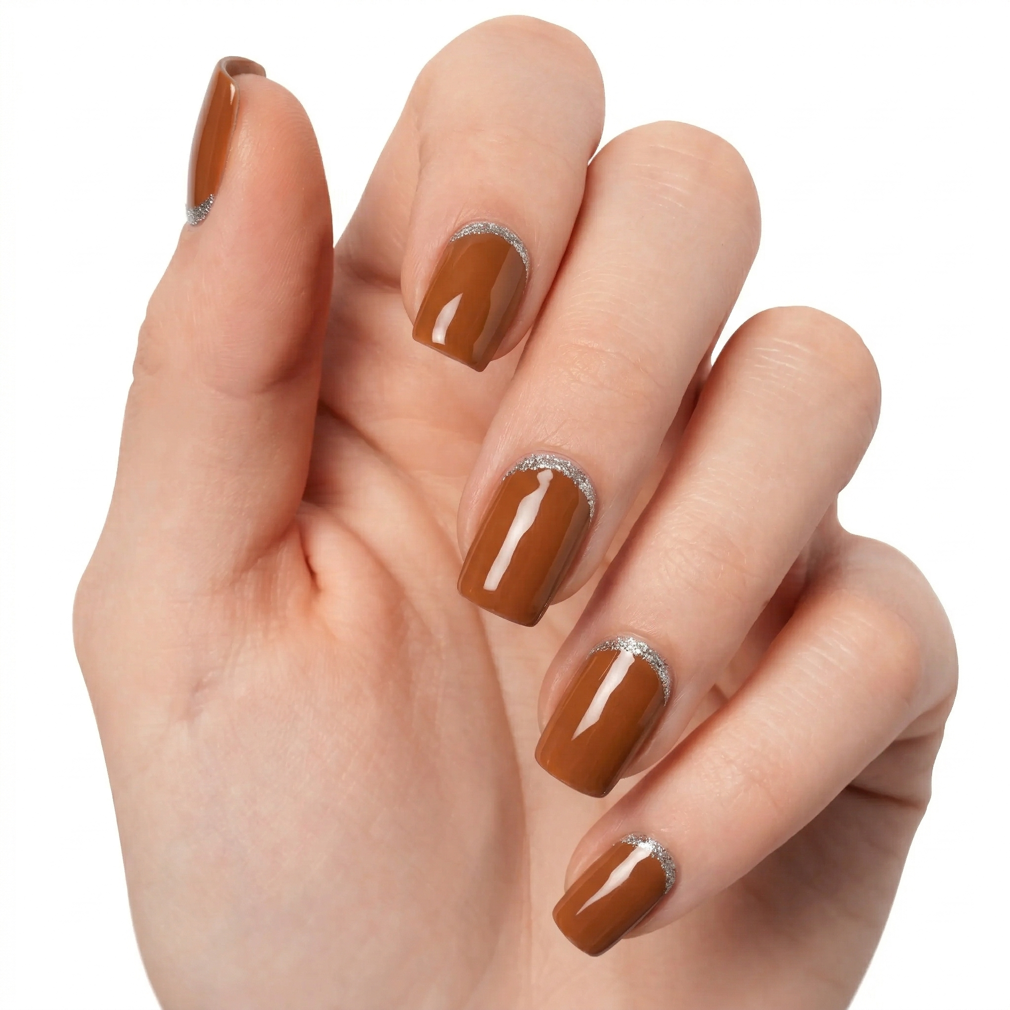 Ongles marron caramel brillant avec fine french argentée Glamisu manucure élégante sans UV