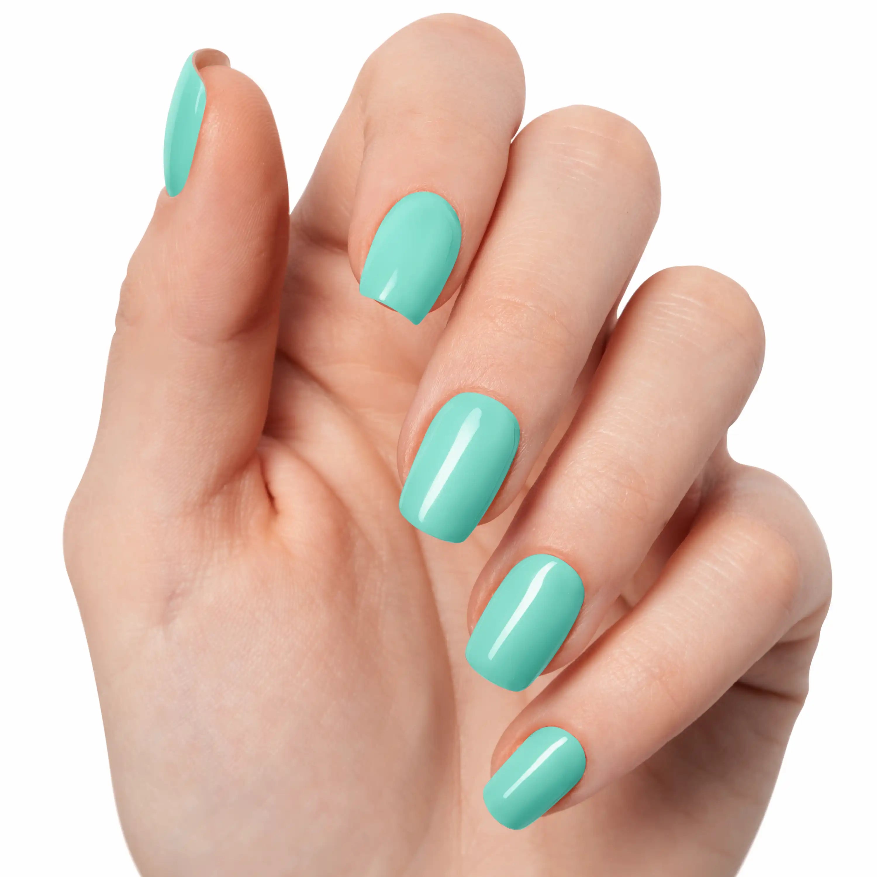 Menthe Glacier N°014 : gel wraps vert menthe frais et brillant sur main claire (gros plan), finition lisse et glossy
