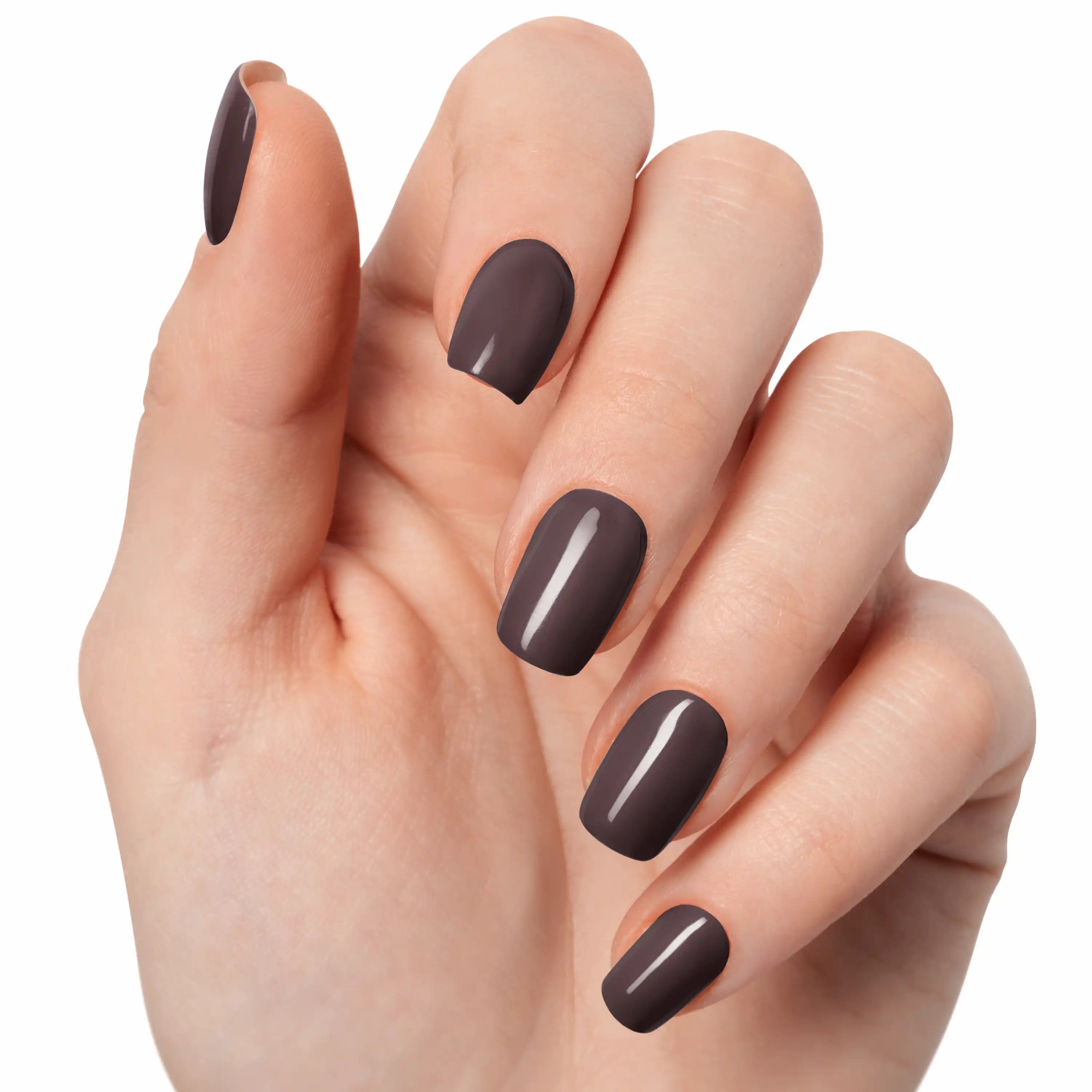 Gel Wraps Glamisu Moka Cendré N°200 – moka taupe cendré brillant sur une main, fond blanc