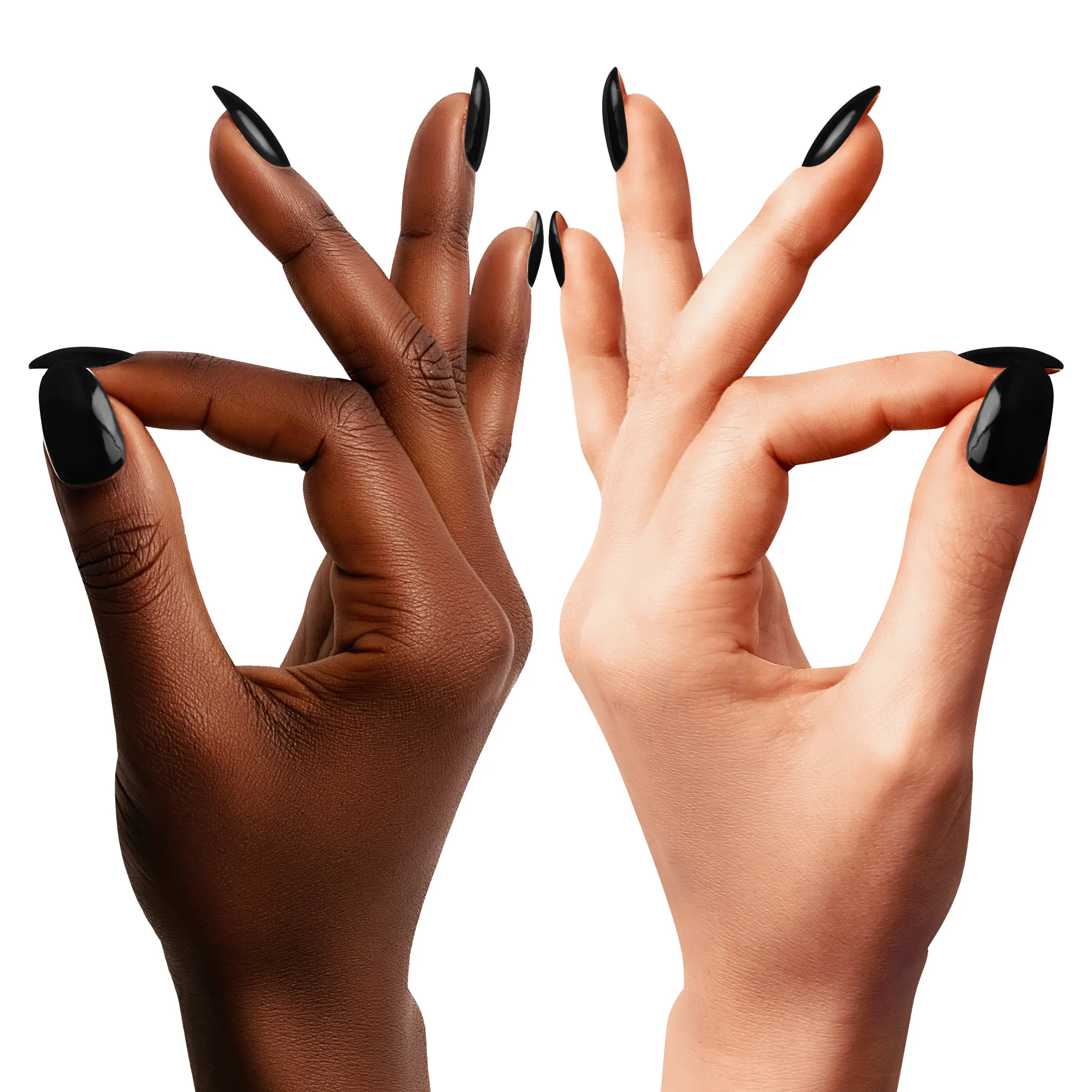 Noir Laqué N°002 : gel wraps noir profond et brillant sur main claire (gros plan), finition lisse et glossy