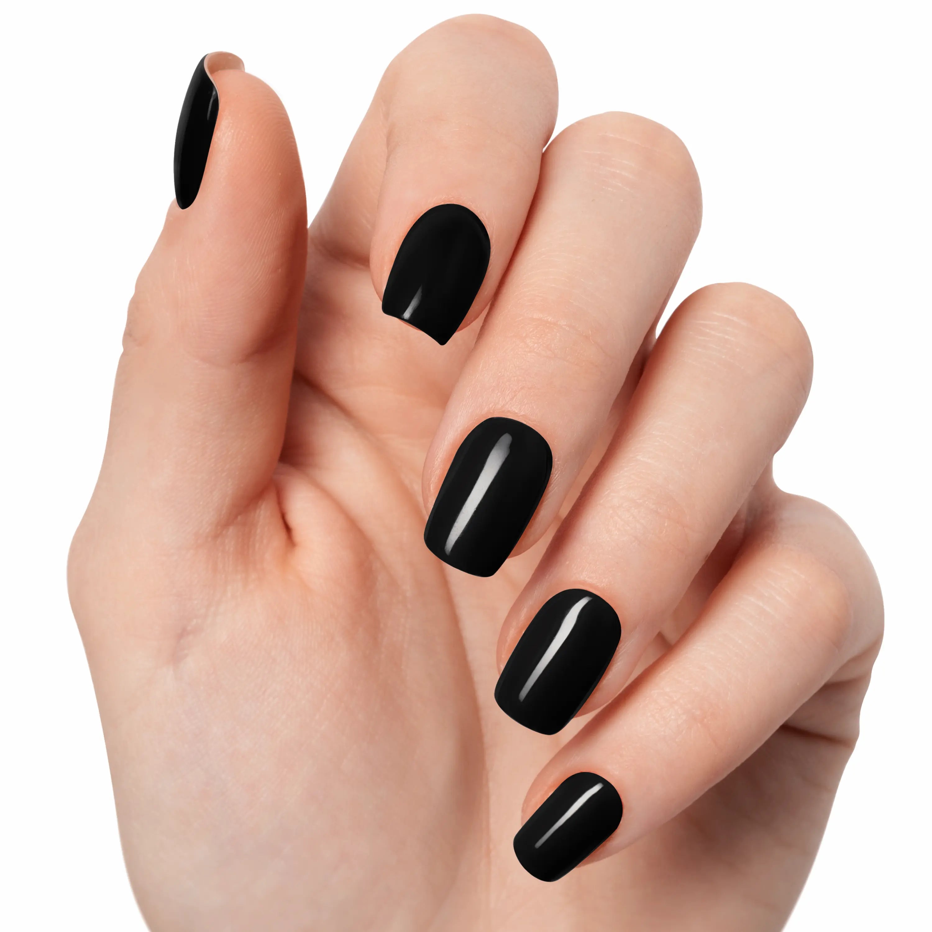 Noir Laqué N°002 : gel wraps noir profond et brillant sur main claire (gros plan), finition lisse et glossy
