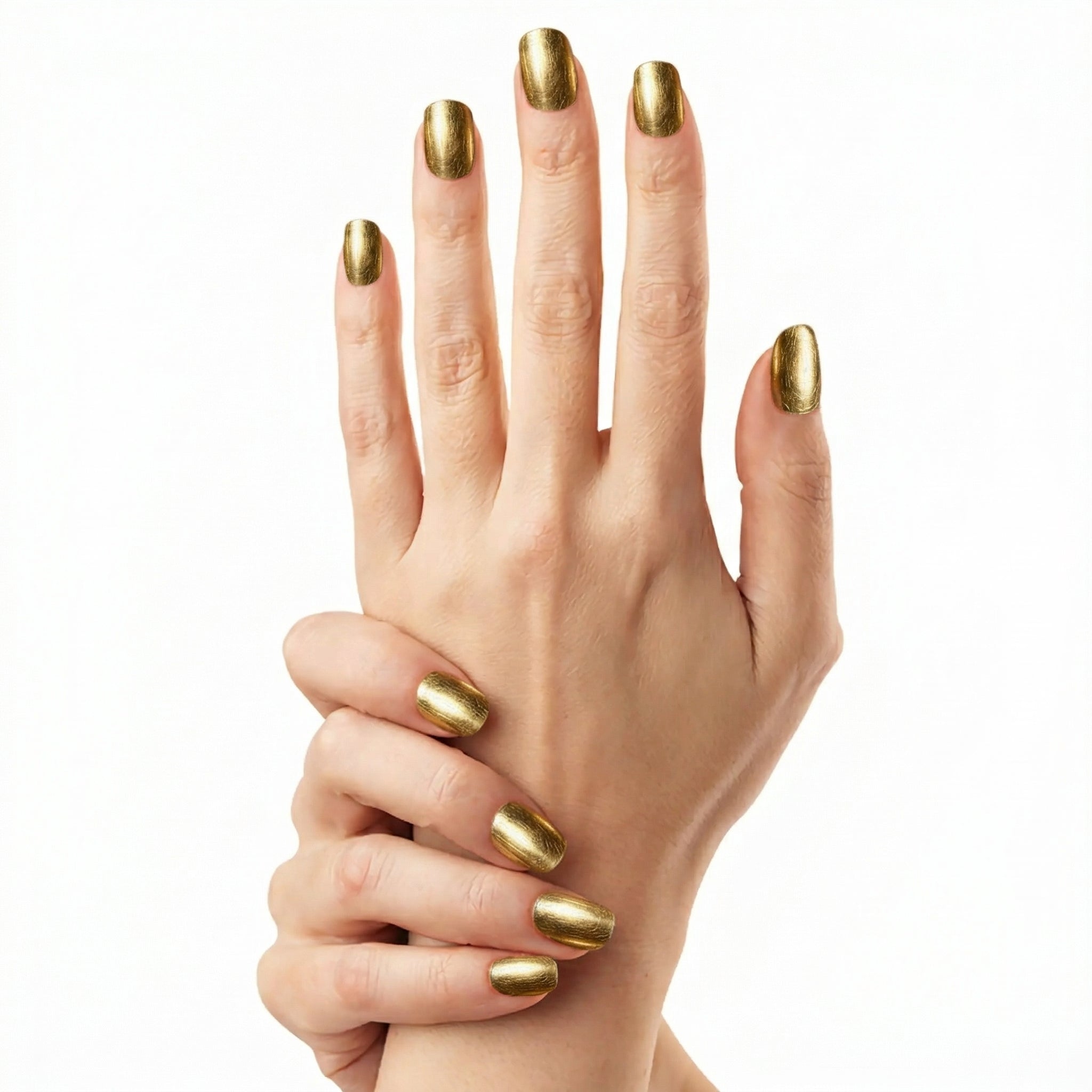 Deux mains avec manucure dorée effet miroir Glamisu, gel wraps or luxe finition brillante sans UV