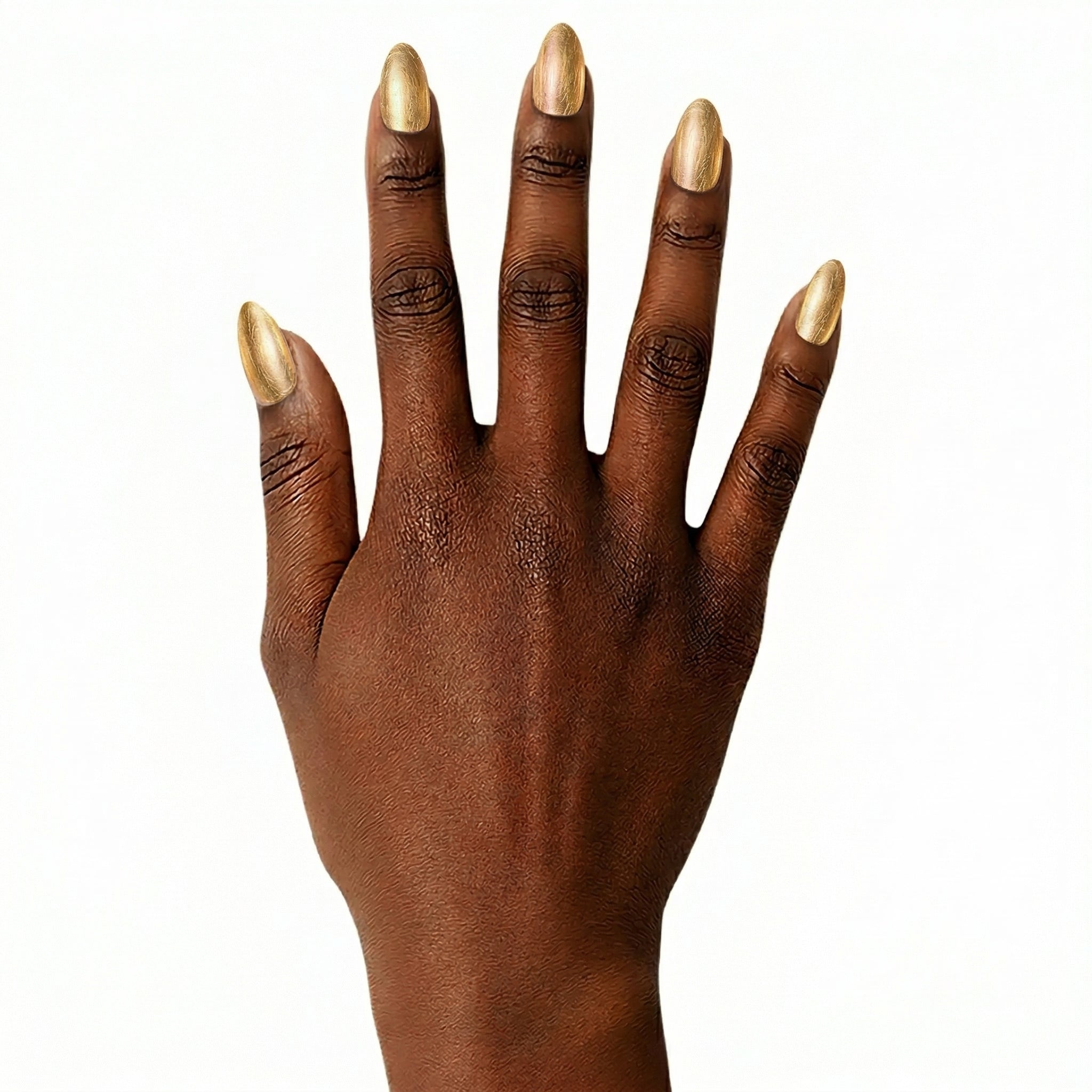 Main avec ongles amande dorés effet miroir Glamisu, gel wraps or luxe sans UV finition brillante