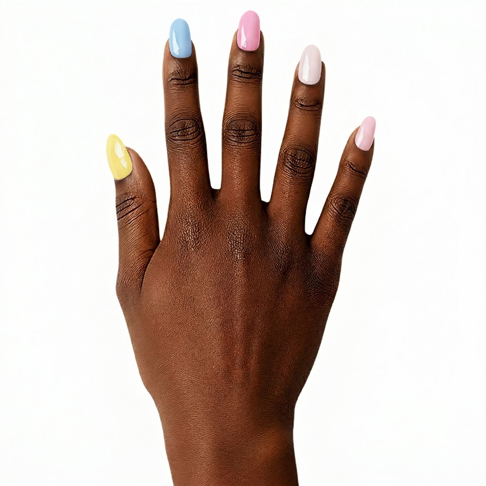 Gel wraps Glamisu palette pastel multicolore avec teintes jaune, bleu, rose et nude sur ongles naturels, finition brillante, main foncée, manucure sans UV