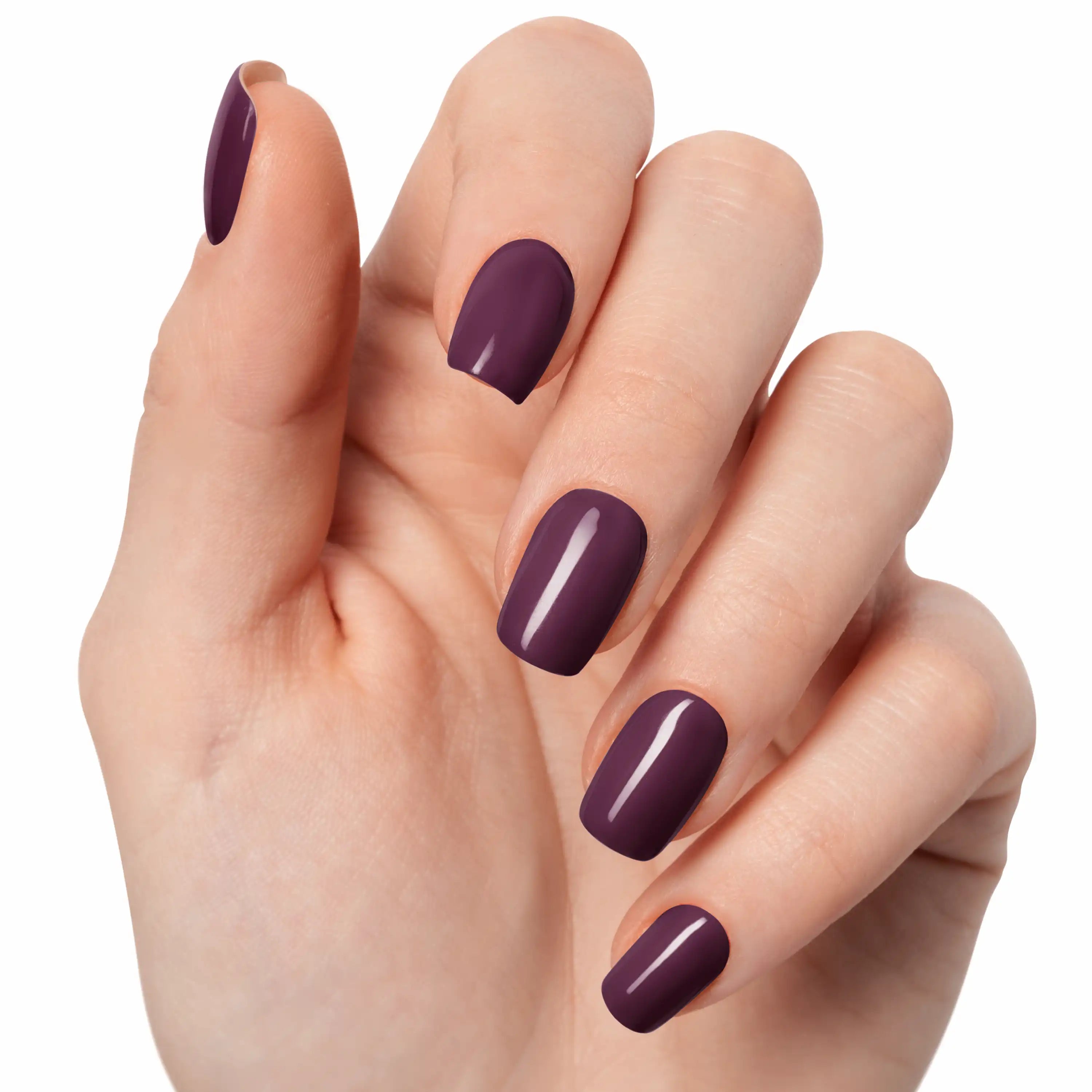Gel Wraps Glamisu Prune Nocturne N°134 – prune profond brillant sur main claire, fond blanc
