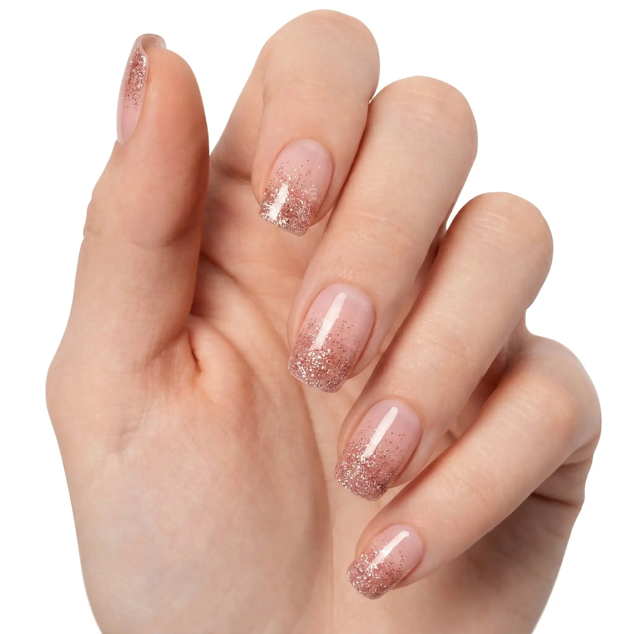Gros plan sur une main claire avec gel wraps Rose Champagne N°315, base rose nude et dégradé de paillettes rose champagne brillantes sur les ongles.