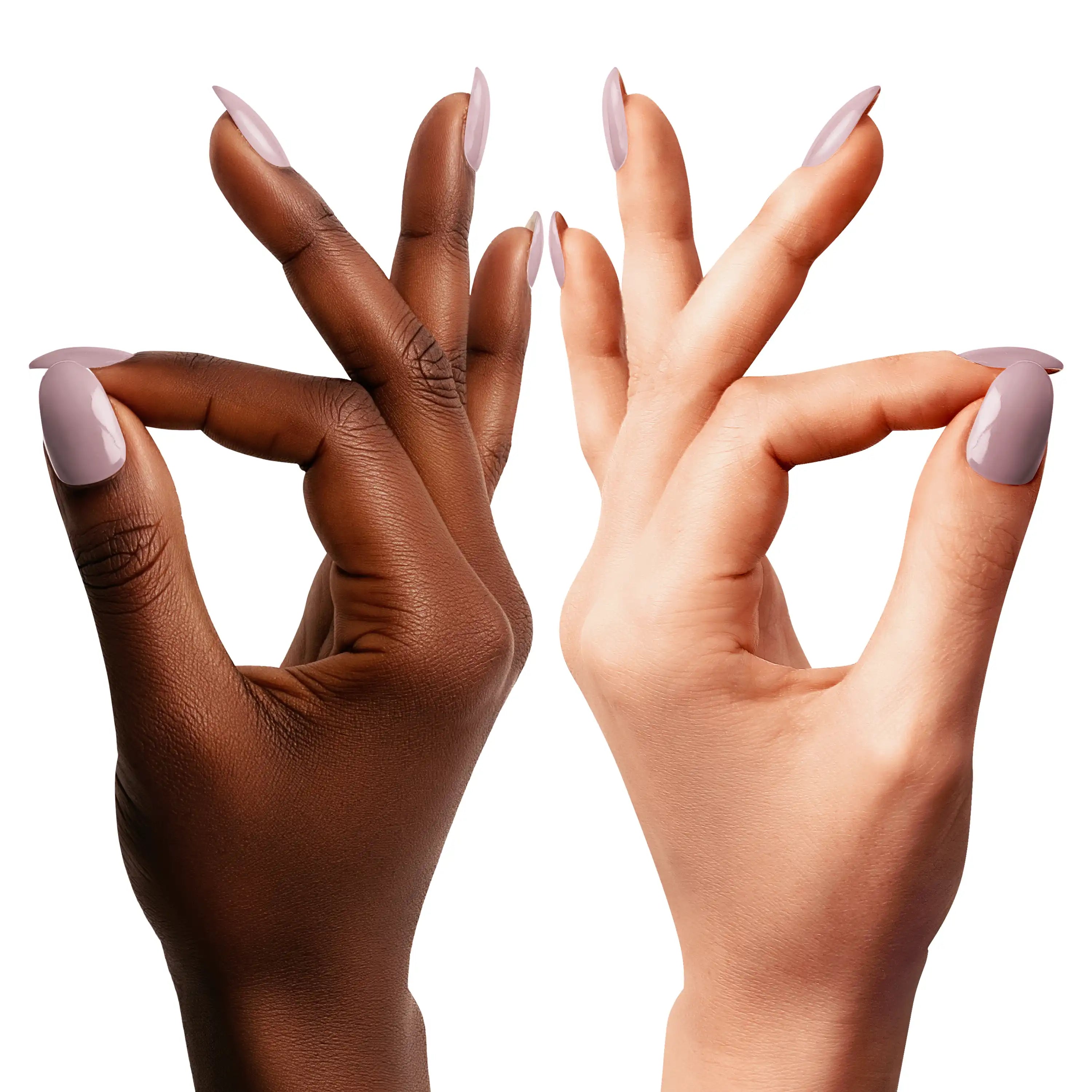 Gros plan sur une main claire avec gel wraps Rose Nude N°296, couleur rose nude uniforme, douce et brillante.