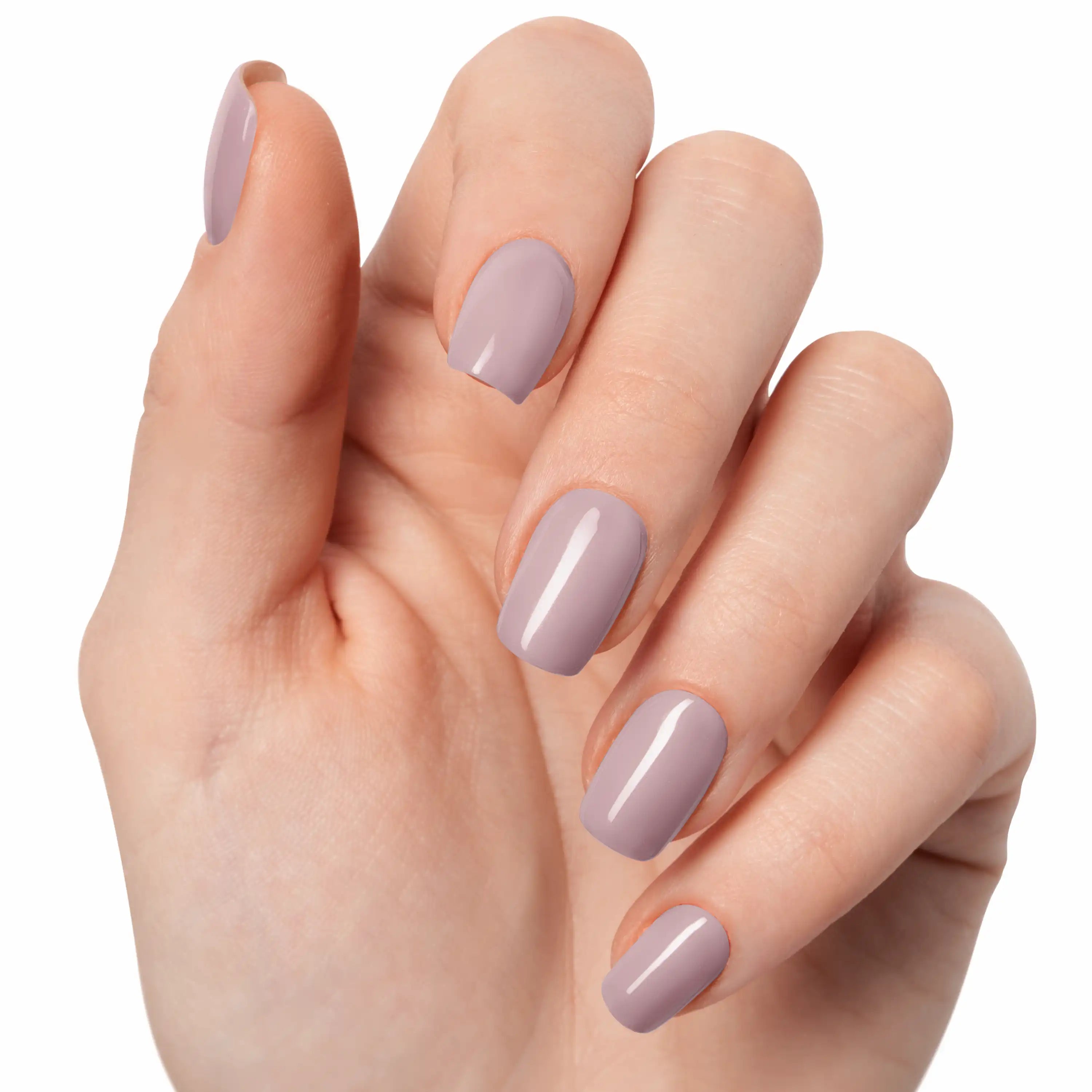 Gros plan sur une main claire avec gel wraps Rose Nude N°296, couleur rose nude uniforme, douce et brillante.