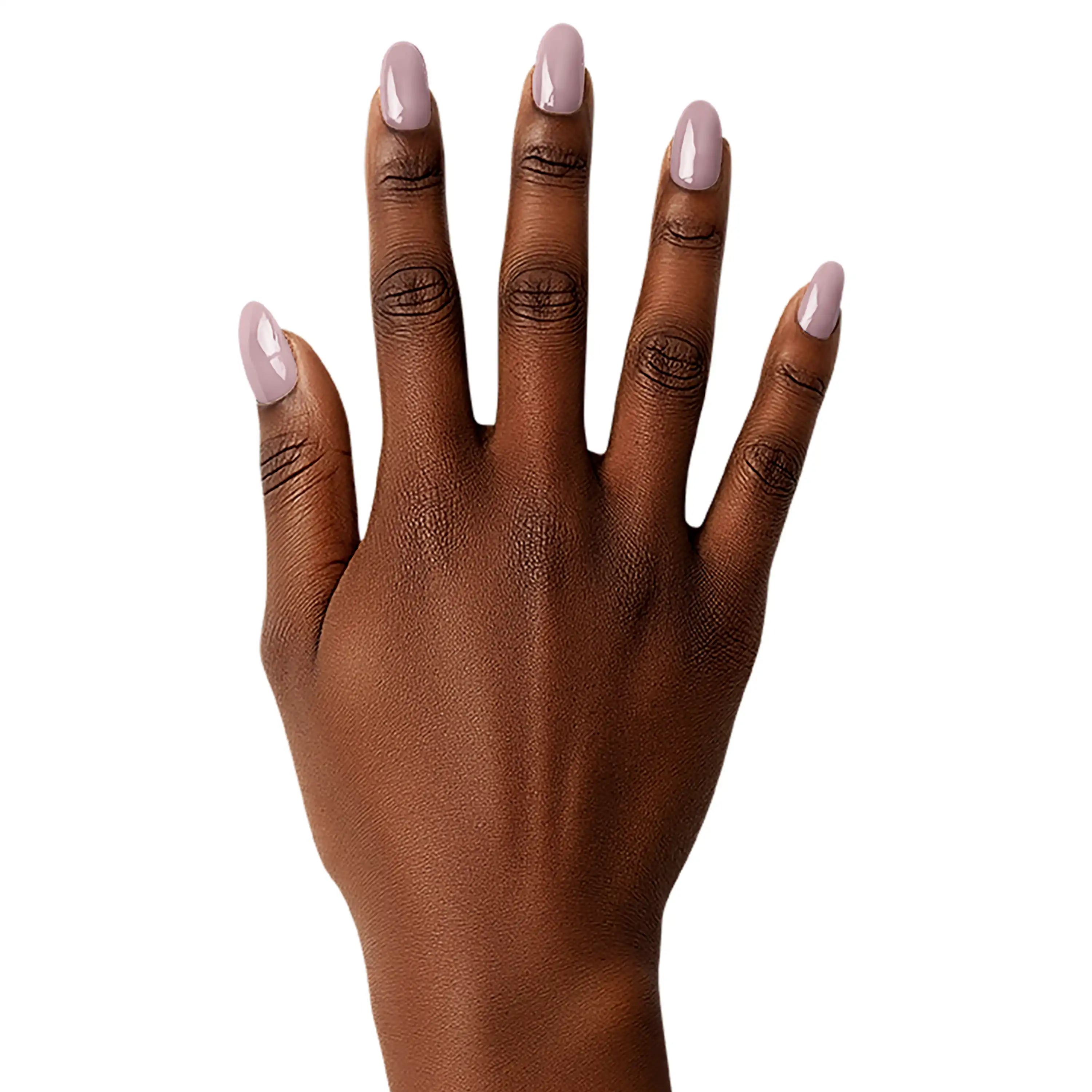 Main brune avec gel wraps Rose Nude N°296, manucure rose nude pâle brillante et délicate sur fond clair.