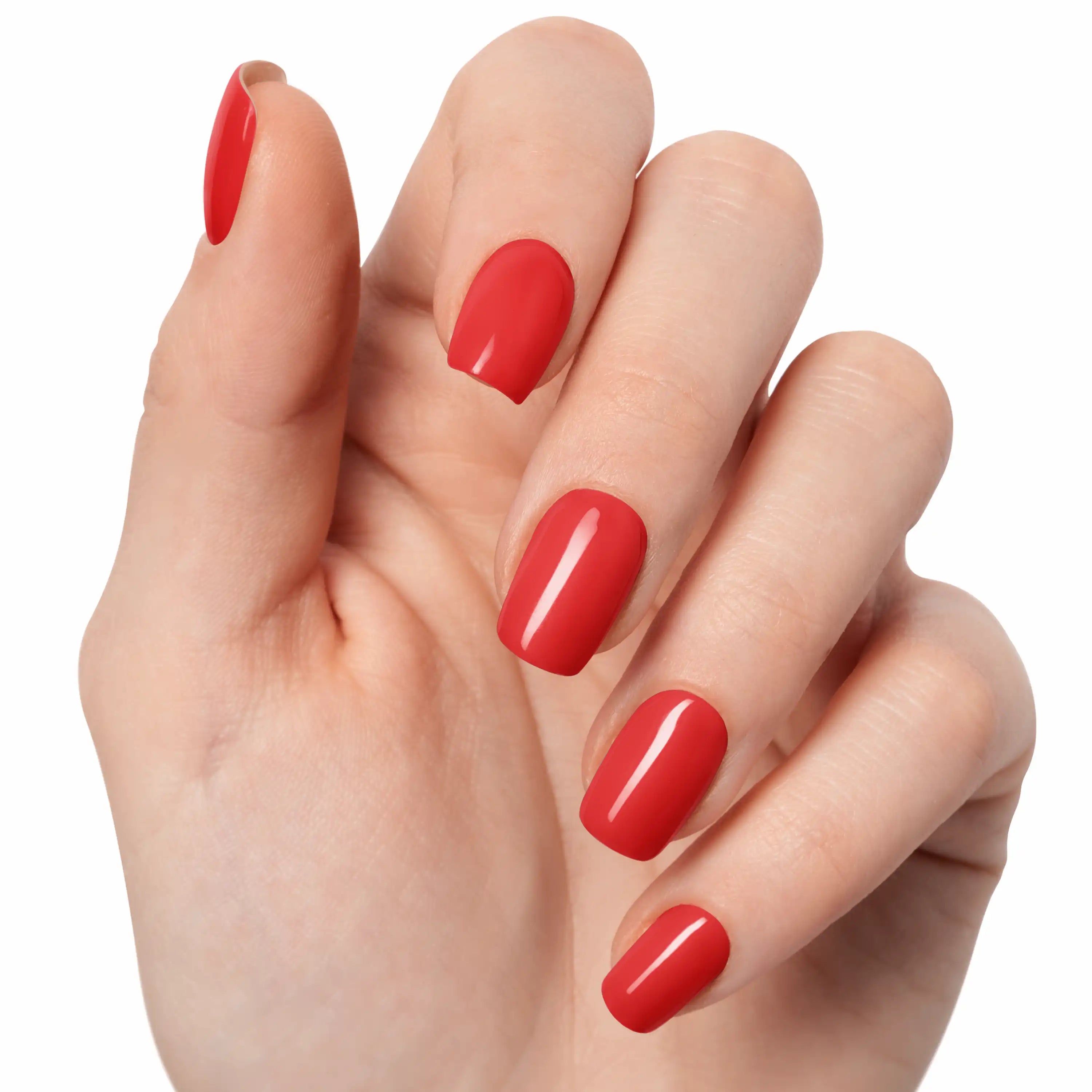 Gros plan sur une main claire avec gel wraps Rouge Coquelicot N°291, couleur rouge vive, uniforme et brillante.