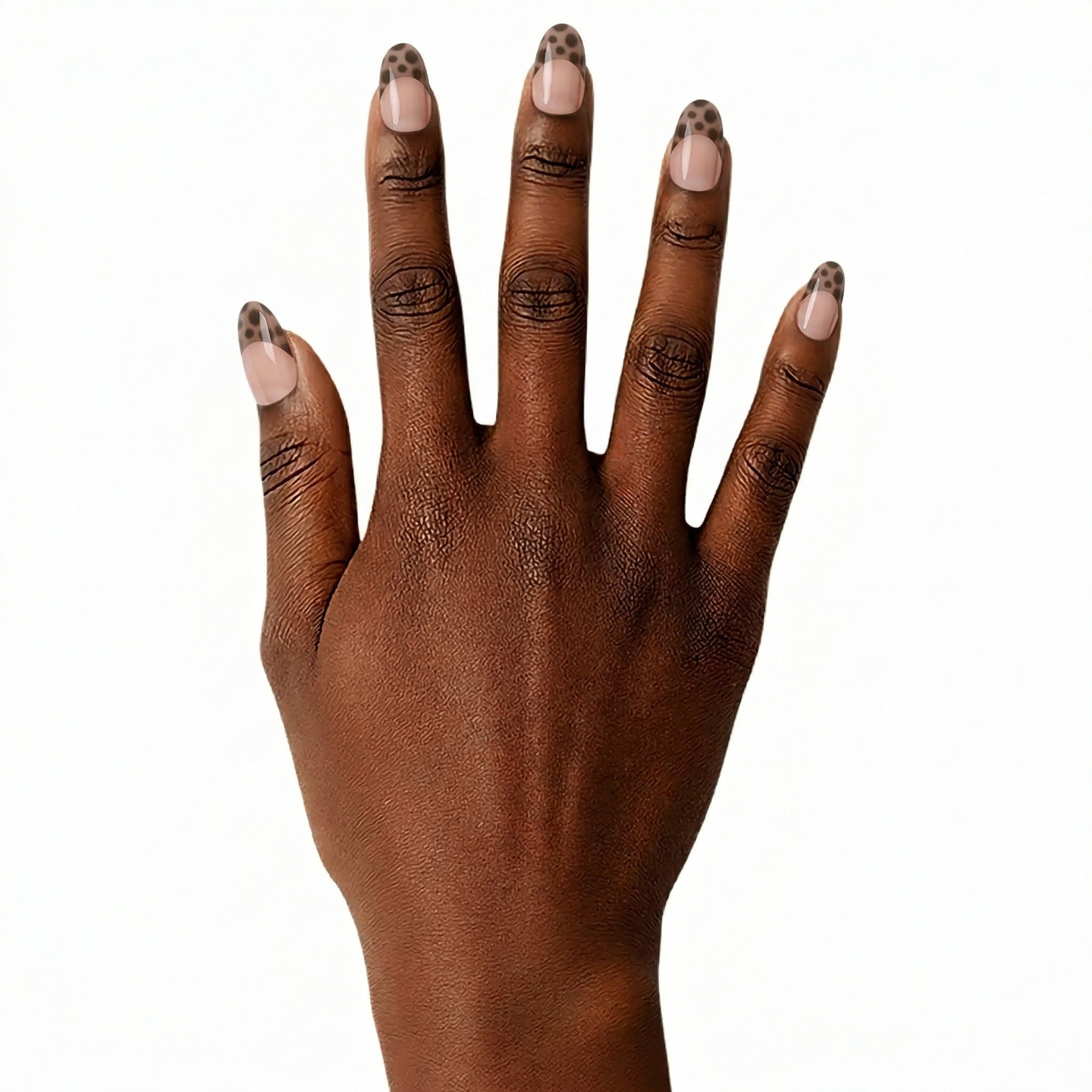 Gel wraps Glamisu effet léopard en french chic sur base nude, finition brillante, main foncée, manucure tendance sans UV