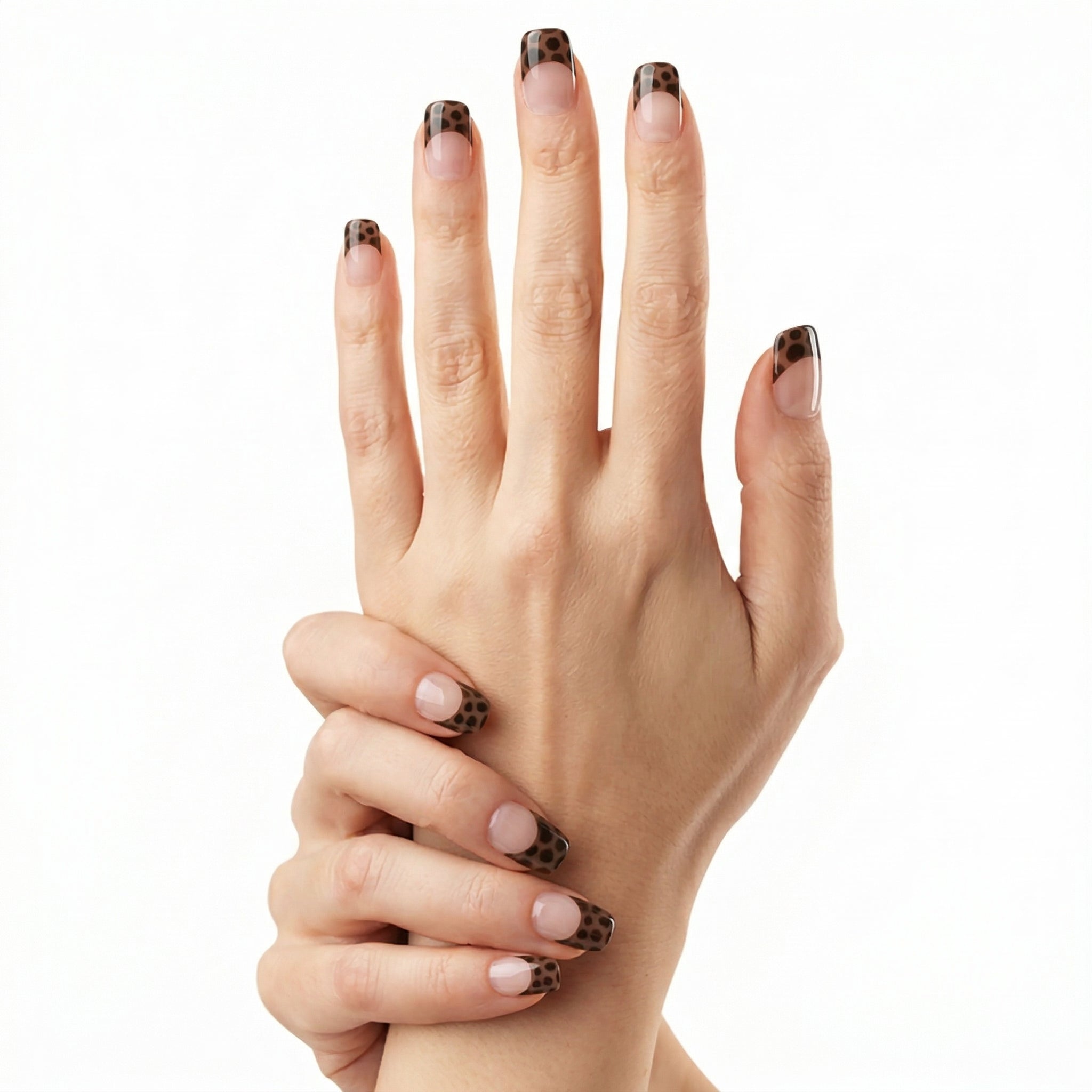 Gel wraps Glamisu effet léopard en french élégant sur base nude, finition brillante, main en pose élégante sur poignet, manucure tendance sans UV