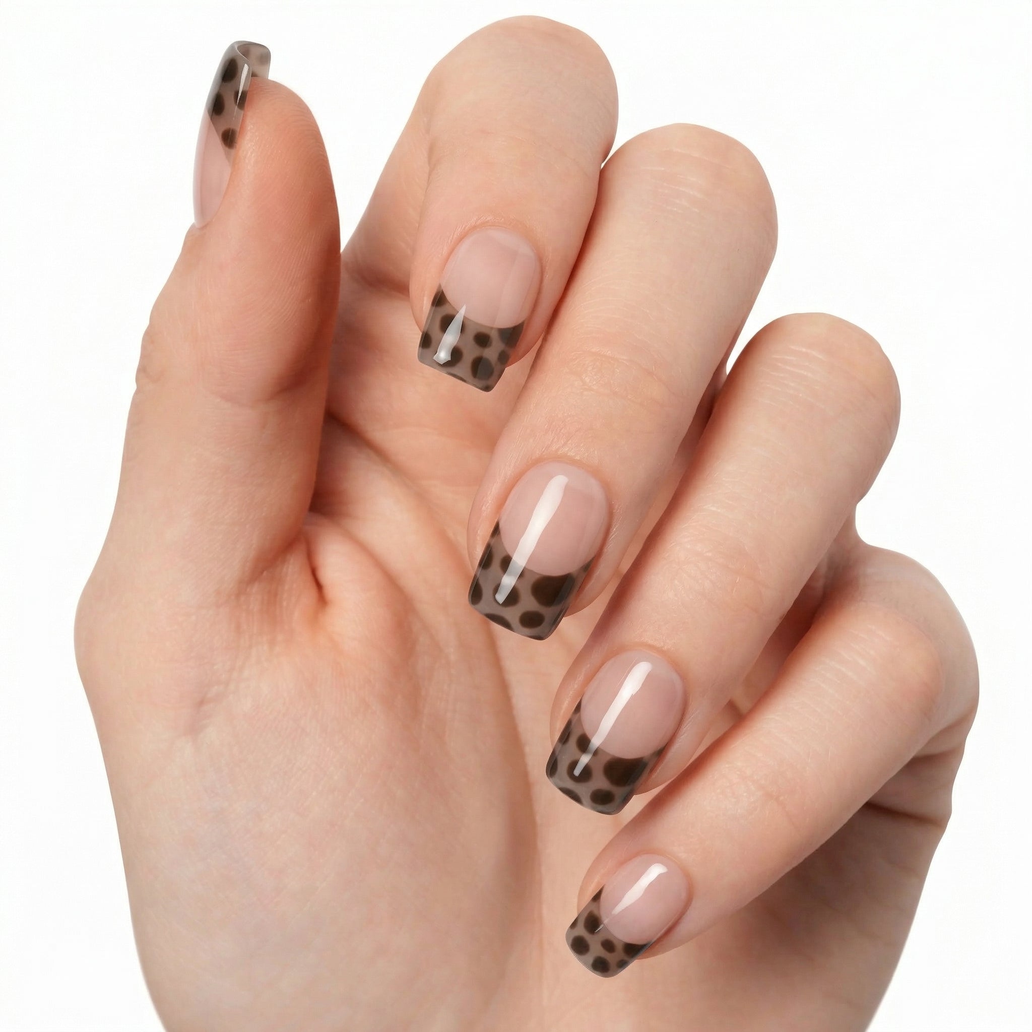 Gel wraps Glamisu effet léopard avec motifs animal print sur base nude, finition brillante, manucure tendance sans UV