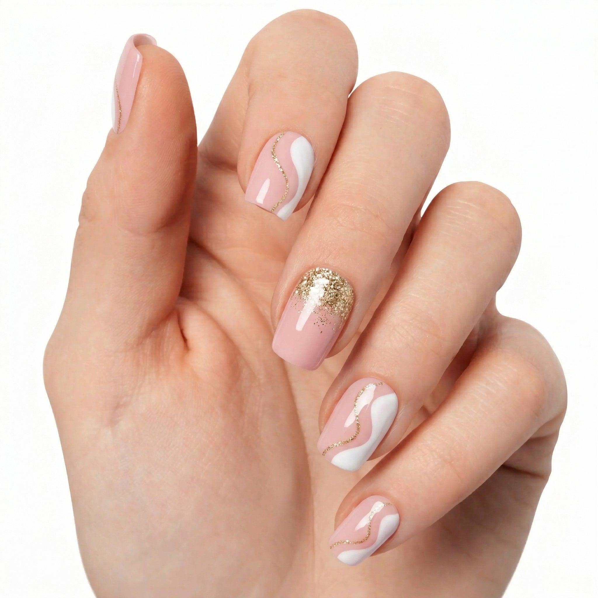 Gel wraps Glamisu nude avec détails dorés et nail art élégant sur ongles naturels, finition brillante, manucure mariage sans UV