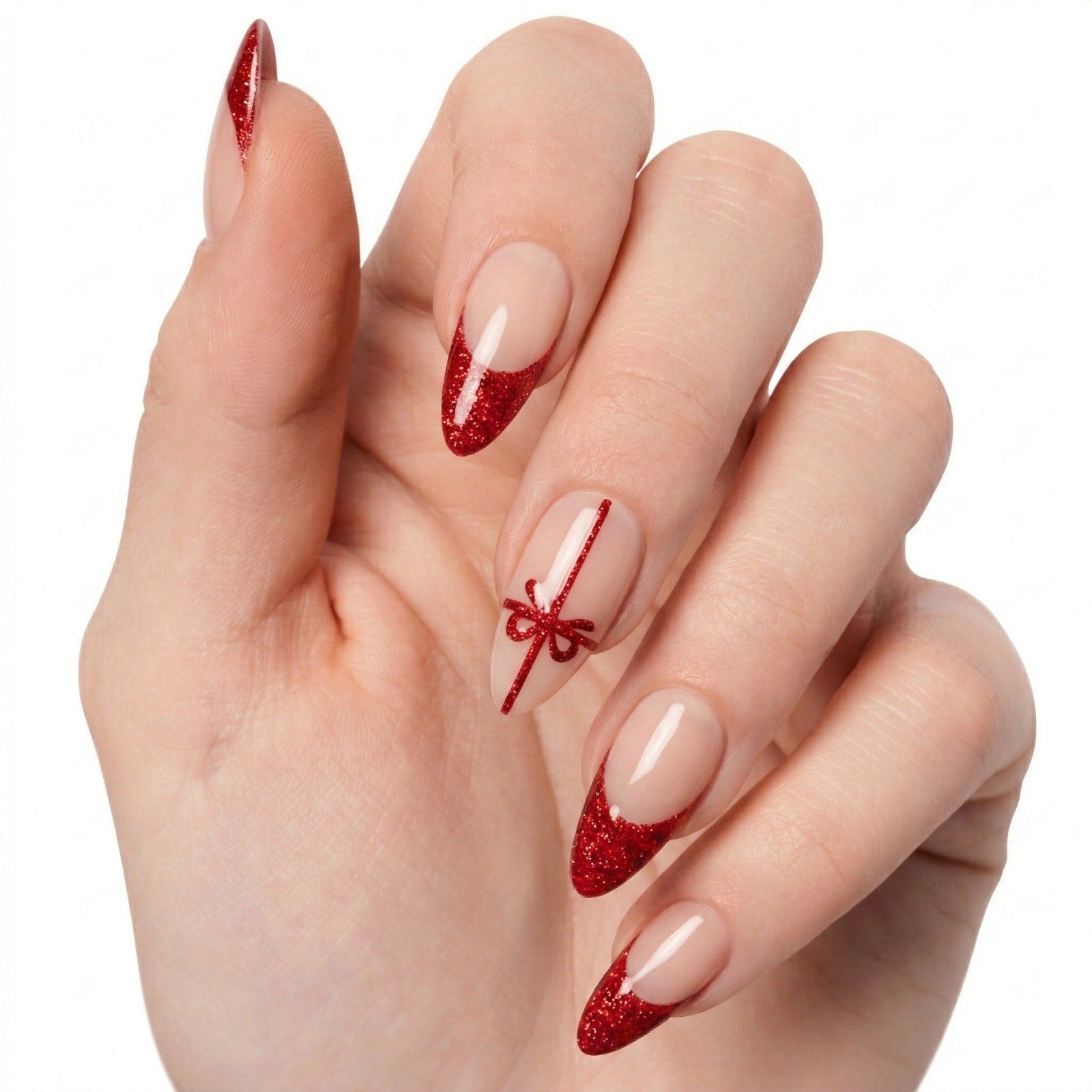 Craquez pour Nœud Pailleté N°383 par Glamisu, une manucure nude ornée de pointes rouge pailleté et d’un nœud délicat. Un design chic, festif et sans UV, parfait pour les fêtes ou une touche glamour au quotidien.