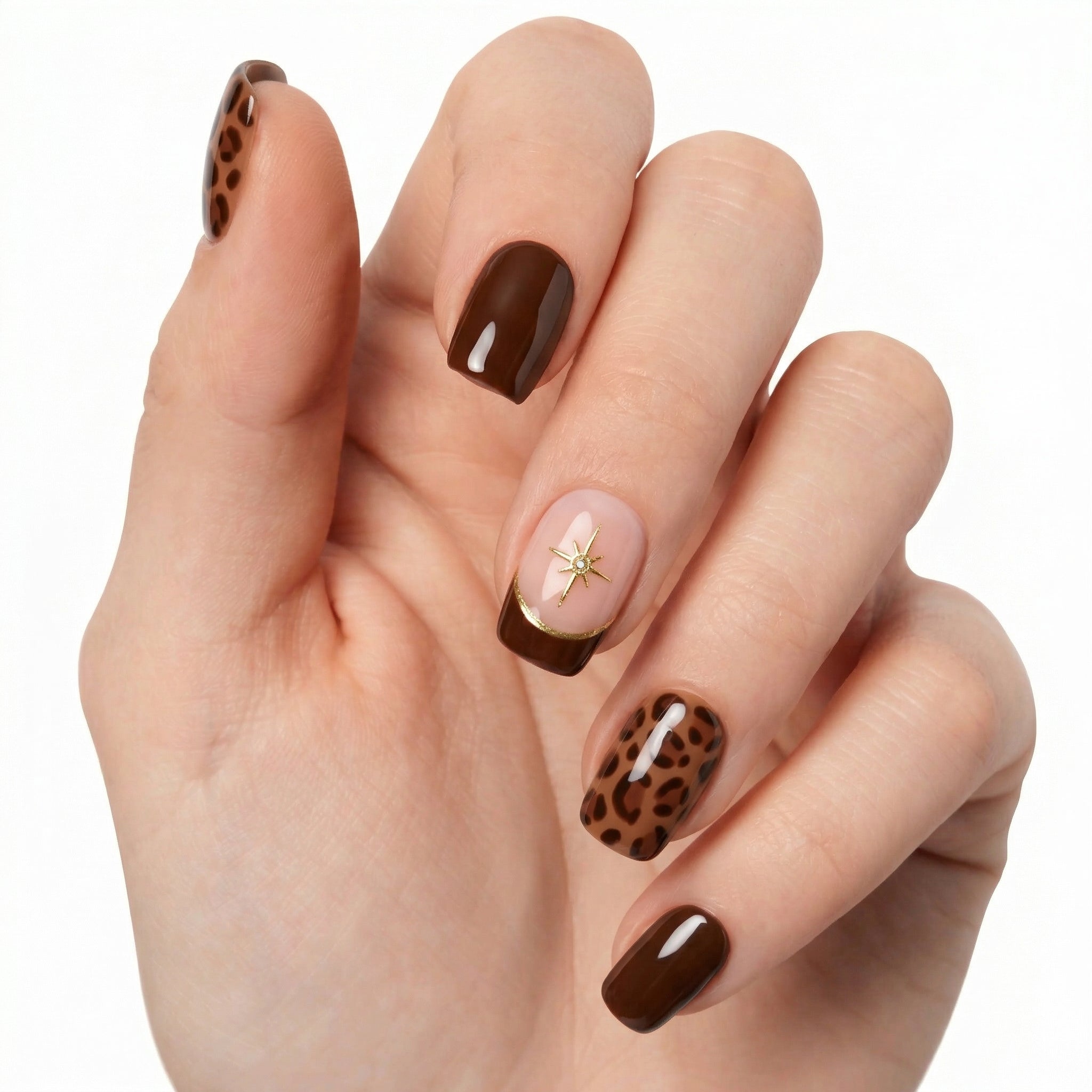 Ongles léopard marron chocolat Glamisu avec détails dorés sur main claire, manucure élégante effet sauvage sans UV