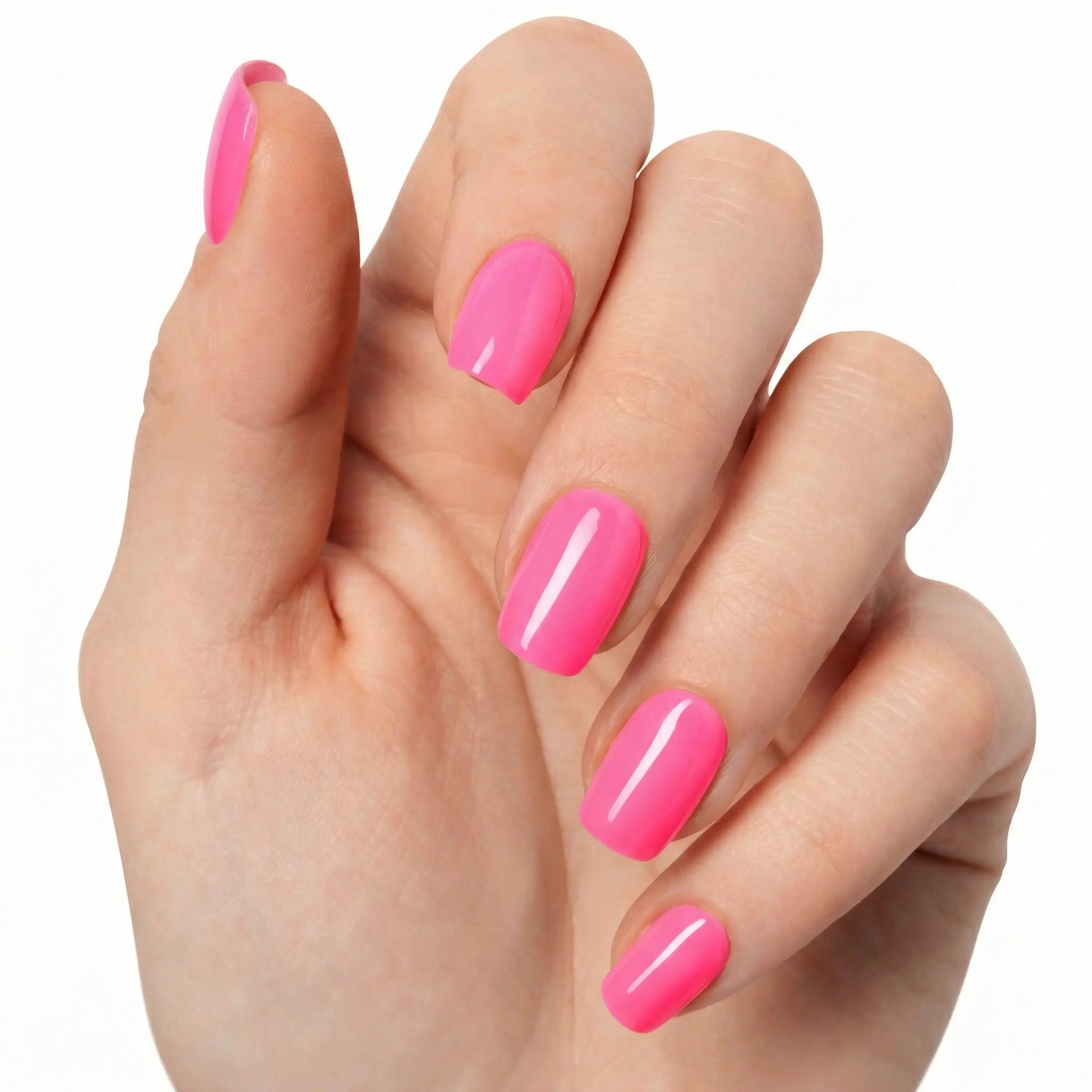 Manucure Glamisu rose bonbon vif avec finition brillante sur ongles courts, effet glossy élégant sans UV