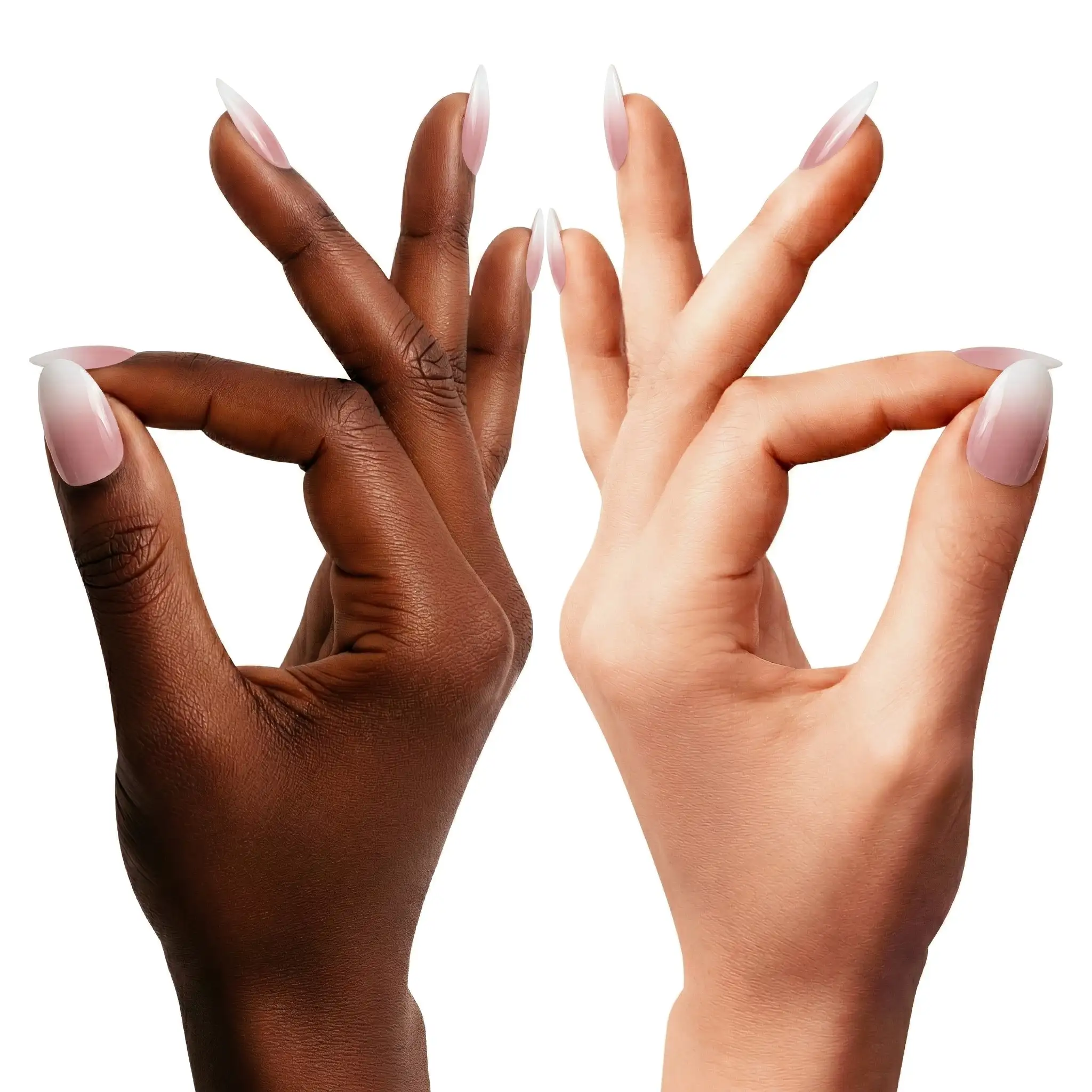 Glamisu main à la peau noire et main à la peau blanche présentant une manucure Baby Boomer Rosé N°358 avec un dégradé du rose au blanc sur des ongles longs en forme amande, sur fond blanc pur."