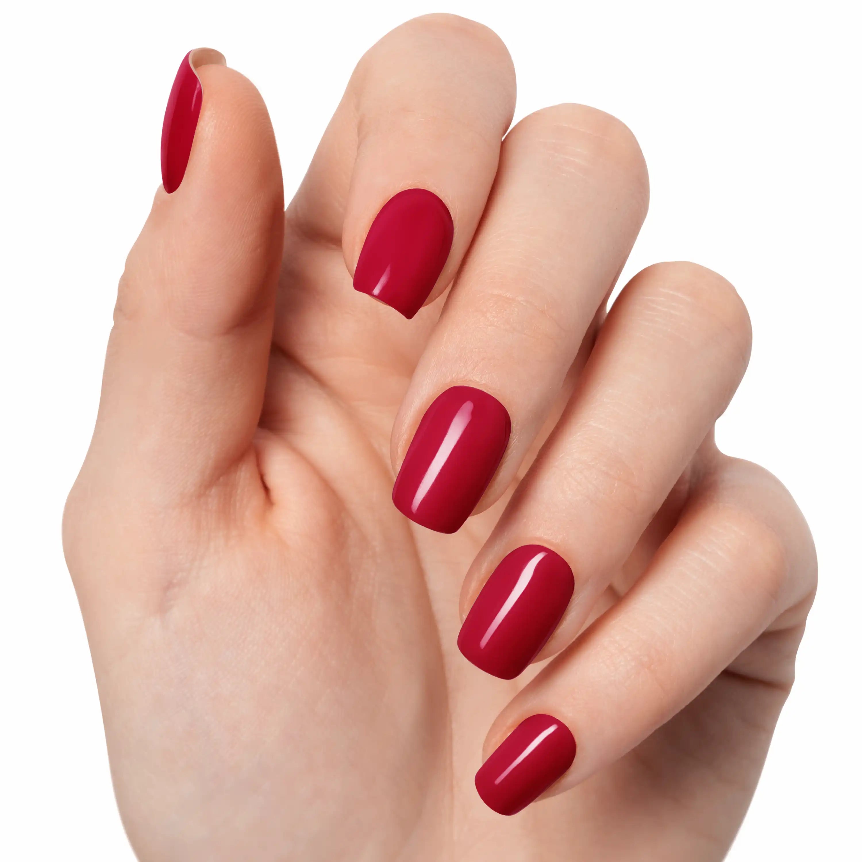 Gel Wraps Glamisu Rouge Cerise N°214 – gros plan manucure rouge cerise brillante, ongles courts, fond blanc